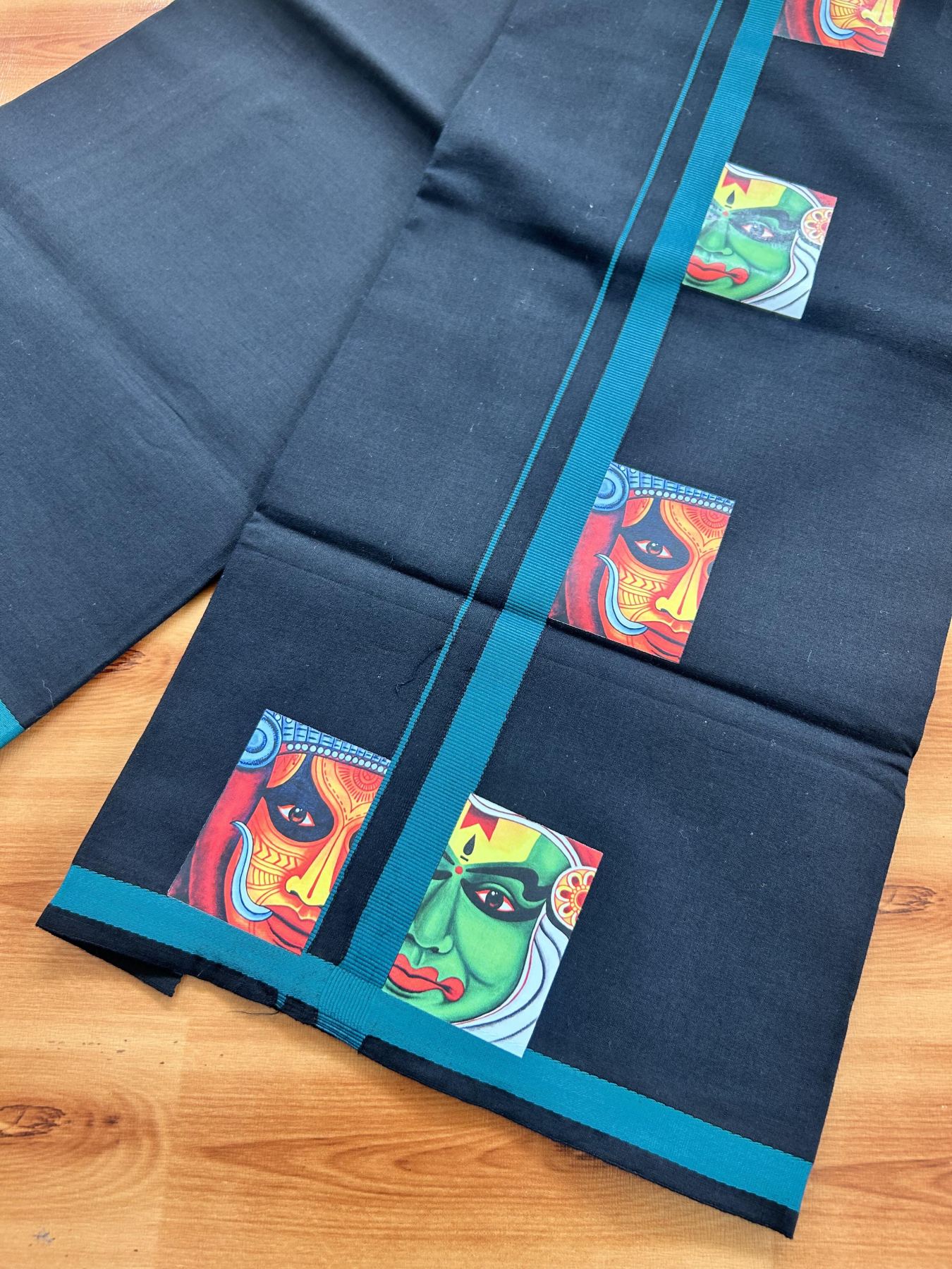 Single Kaily / Lungi- 20% Discount !! Kaitharikada - Pure Cotton - (40s) - 0.5 inch Peacock Green Theyyam & Kathakali Printed Design Kara with Black colour Body (2 meter / 4 muzham) - 3 KK8062 GAN