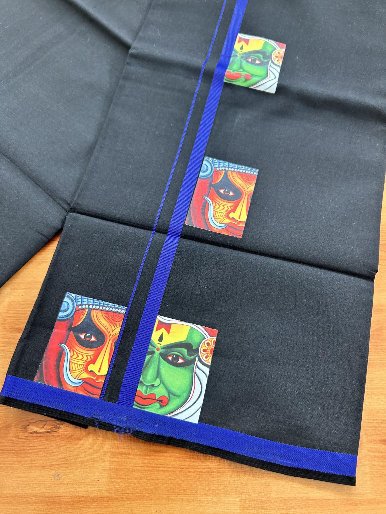 Single Kaily / Lungi- 20% Discount !! Kaitharikada - Pure Cotton - (40s) - 0.5 inch Blue Theyyam & Kathakali Printed Design Kara with Black colour Body (2 meter / 4 muzham) - 4 KK8062 GAN