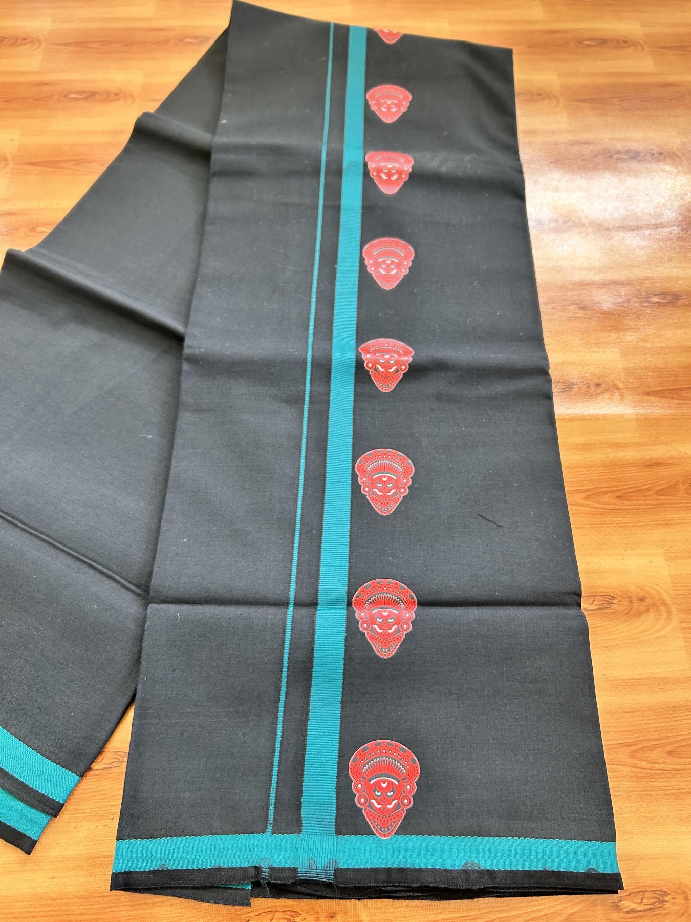 Single Kaily / Lungi- 20% Discount !! Kaitharikada - Pure Cotton - (40s) - 0.5 inch Green Theyyam Printed Design Kara with Black colour Body (2 meter / 4 muzham) - 9 KK8062 GAN