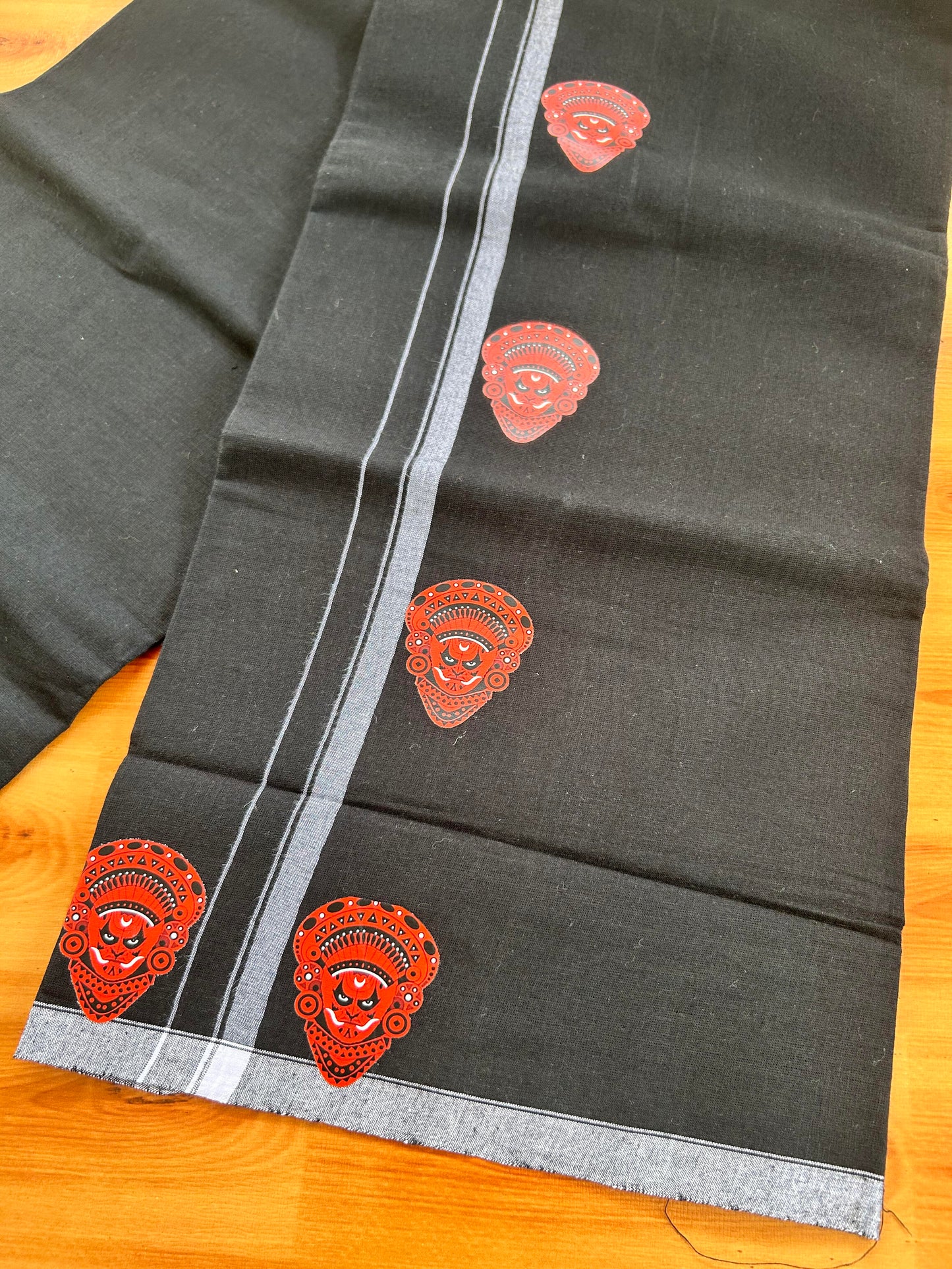 Single Kaily / Lungi- 20% Discount !! Kaitharikada - Pure Cotton - (40s) - 0.5 inch White Kara Theyyam Printed Design Kara with Black colour Body (2 meter / 4 muzham) - 29 KK8062 GAN