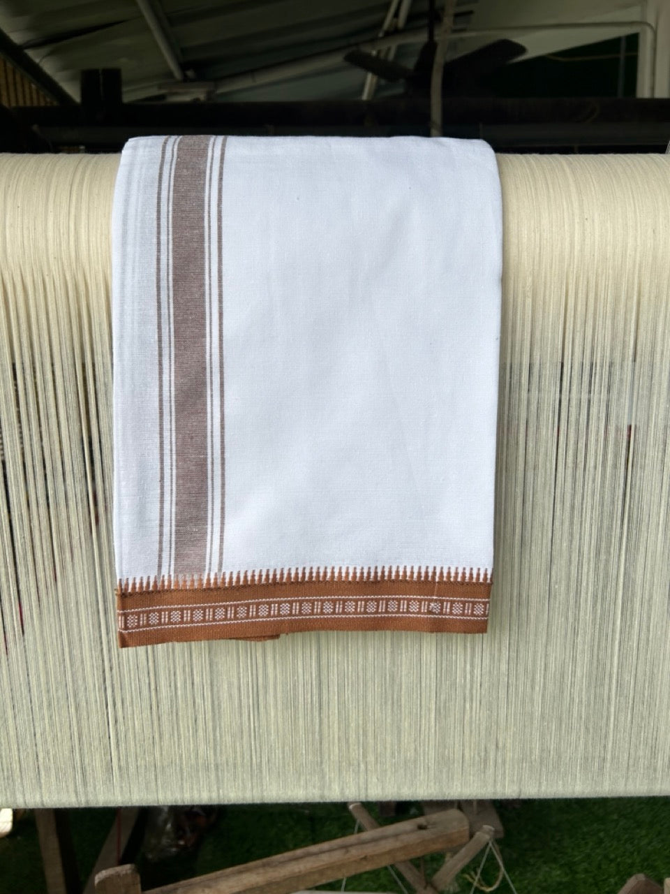 27% Discount!!! Kaitharikada Pure Cotton - Single Kaily / Lungi - 1.5 inch Brown Striped Kuppadam kara with White colour body (2 meter / 4 muzham) - 13KK8002AST