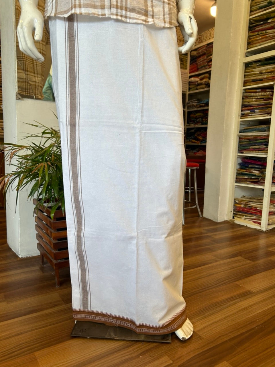 27% Discount!!! Kaitharikada Pure Cotton - Single Kaily / Lungi - 1.5 inch Brown Striped Kuppadam kara with White colour body (2 meter / 4 muzham) - 13KK8002AST