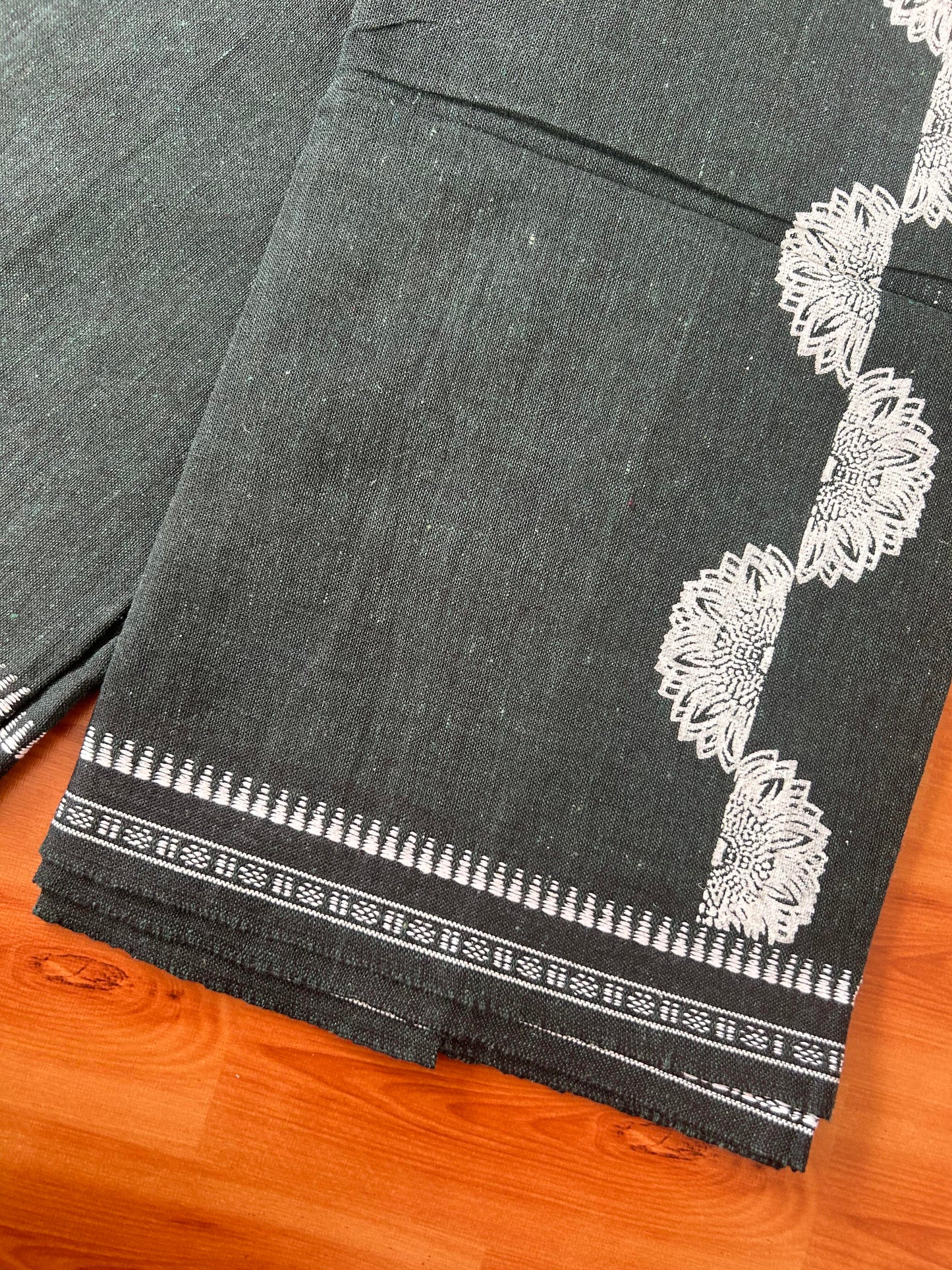 Kaitharikada - Single Kaily / Lungi - Mixed Cotton - 40s twisted - 2.5 inch White Flower Design printed kuppadam kara with Bottle Green Shaded colour body (2 meter / 4 muzham) - 5 KK8054 GAN