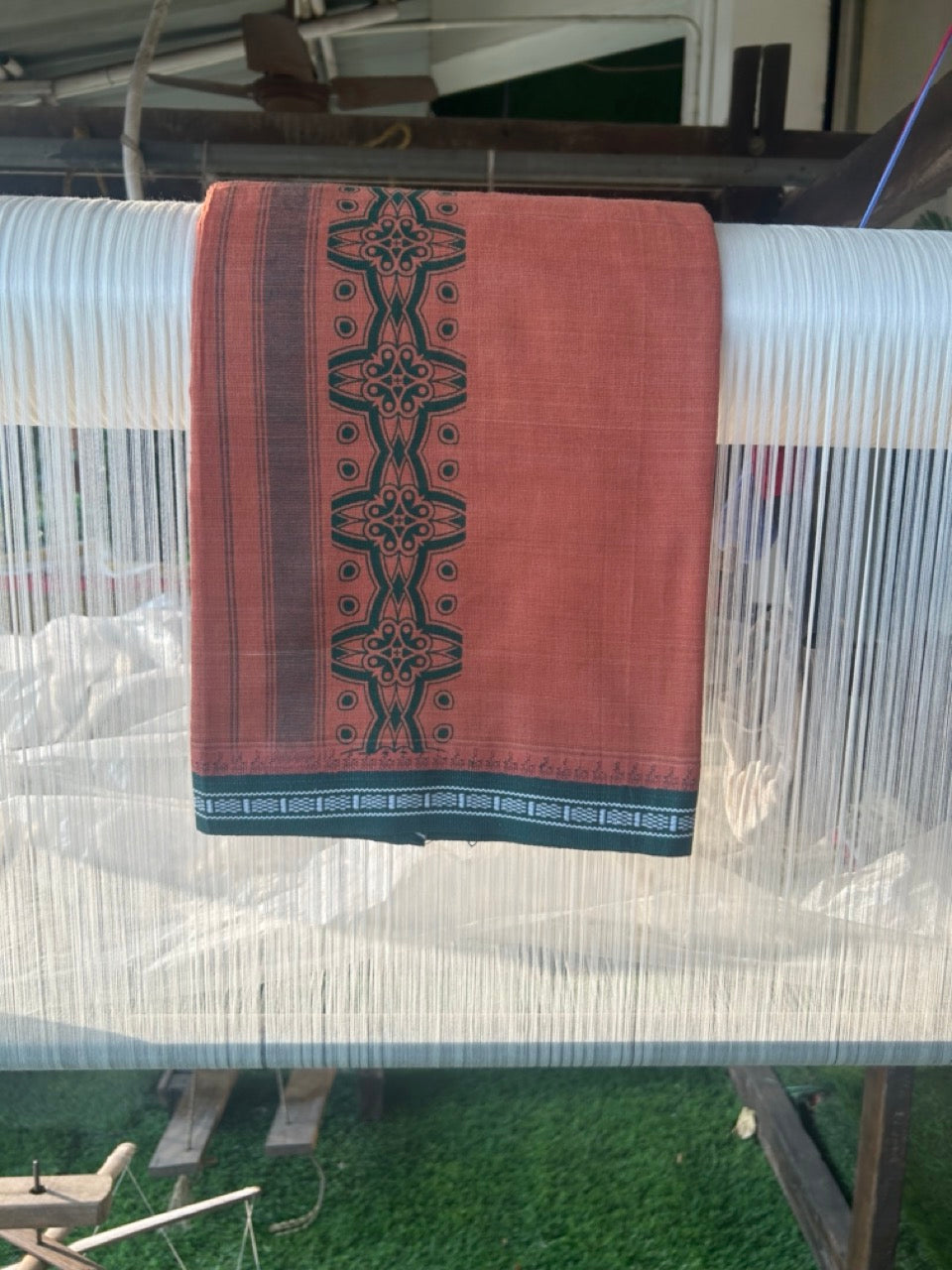 12% Discount!!! Kaitharikada Pure Cotton - Single Kaily / Lungi - 4 inch Green printed kuppadam kara with Kavi colour body - 10KK8013AS