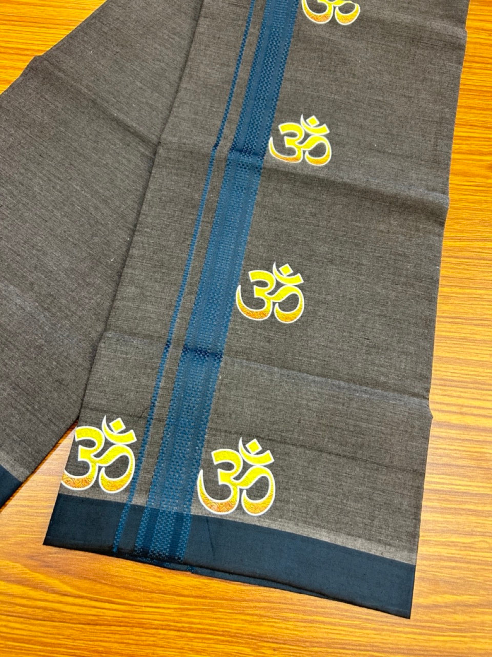 21% Discount ! Kaitharikada Pure Cotton - Single Kaily / Lungi -(40s)- 1.25 inch Peacock Green striped Ohm Printed Design kara with Black Shaded colour body (2 meter / 4 muzham) - 38 KK8028 GAN
