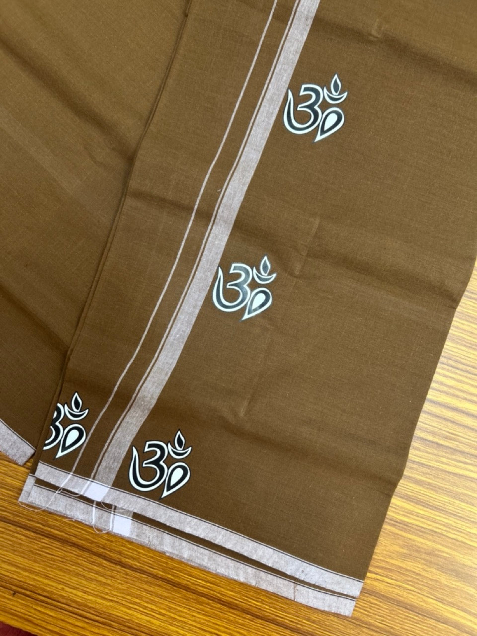 9% Discount ! Kaitharikada Pure Cotton - Single Kaily / Lungi -(40s)- 0.5 inch White Striped Ohm Printed Design kara with Brown colour body (2 meter / 4 muzham) - 56 KK8028 GAN