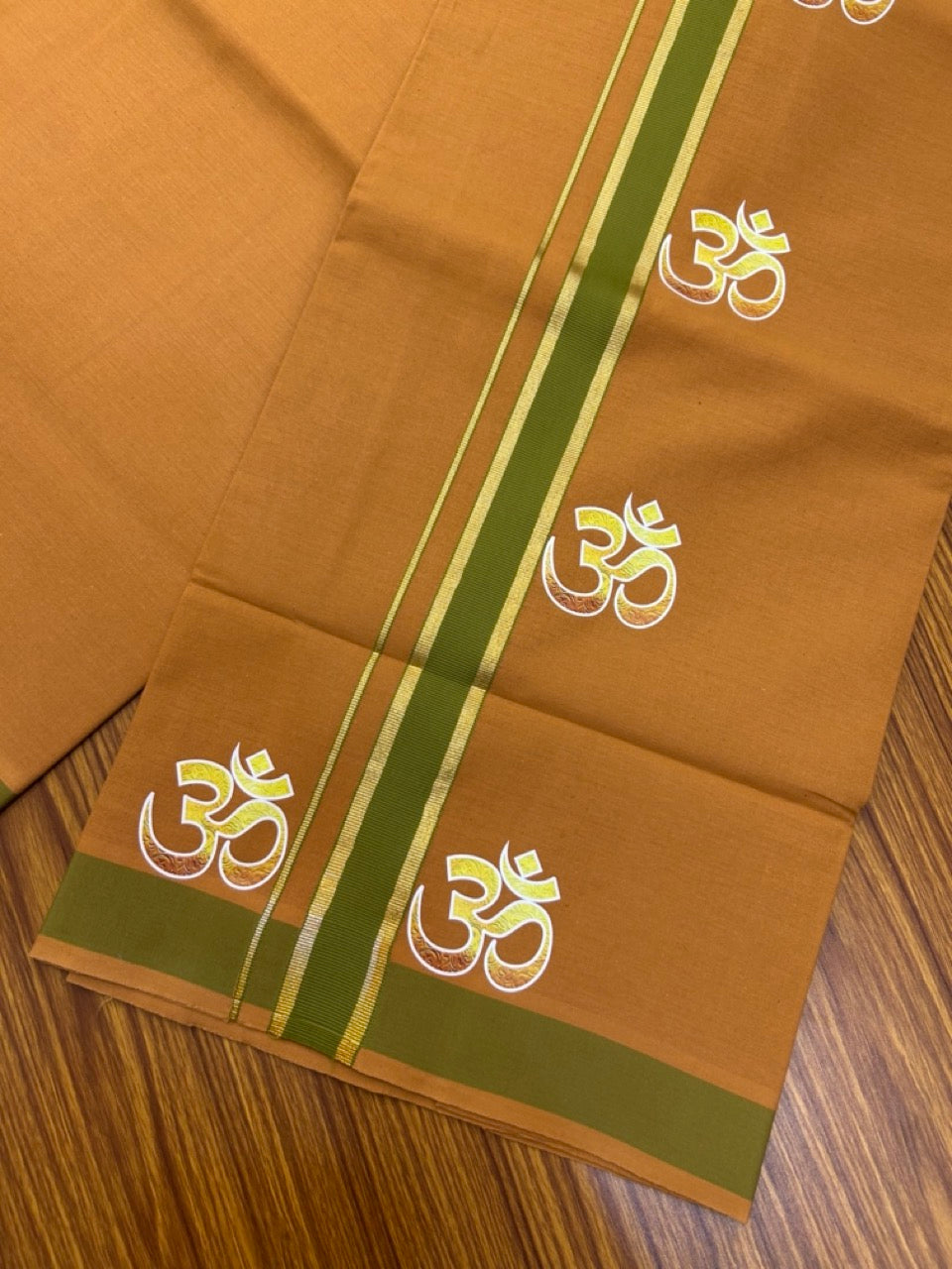 34% Discount ! Kaitharikada Pure Cotton - Single Kaily / Lungi -(40s)- 1.25 inch Gold Kasav & Light Green Ohm Printed Design kara with Kavi colour body (2 meter / 4 muzham) - 64 KK8028 GAN