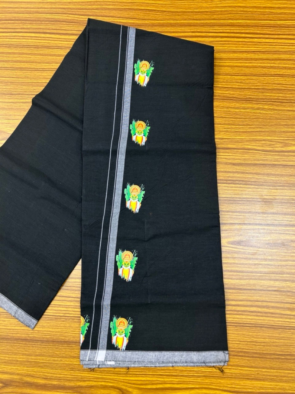 9% Discount !! Kaitharikada - Pure Cotton - Single Kaily / Lungi - (40s) - 0.5 inch Kadhakali Printed Design kara with Black colour body (2 meter / 4 muzham) - 25 KK8028 GAN