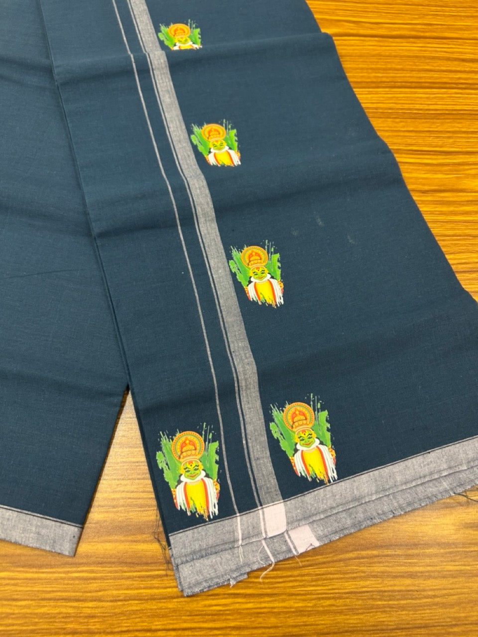 9% Discount !! Kaitharikada Pure Cotton - Single Kaily / Lungi - (40s) - 0.5 inch Kadhakali Printed Design kara with Dark Blue colour body (2 meter / 4 muzham) - 24 KK8028 GAN