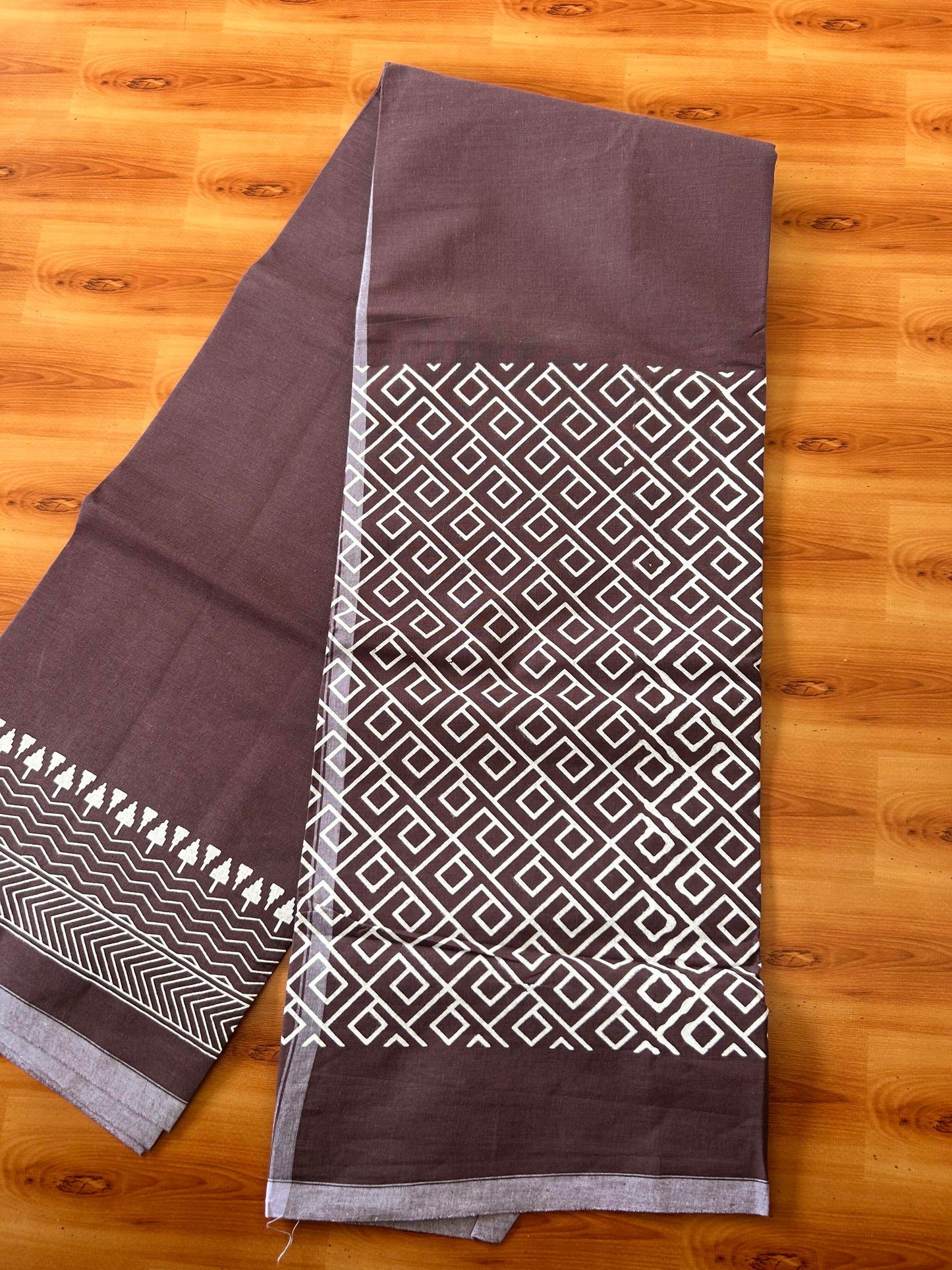 Single Kaily / Lungi - Mixed Cotton - (40s) - White Design printed kuppadam kara with Wine Brown colour body (2 meter / 4 muzham) - 14 KK8062 GAN