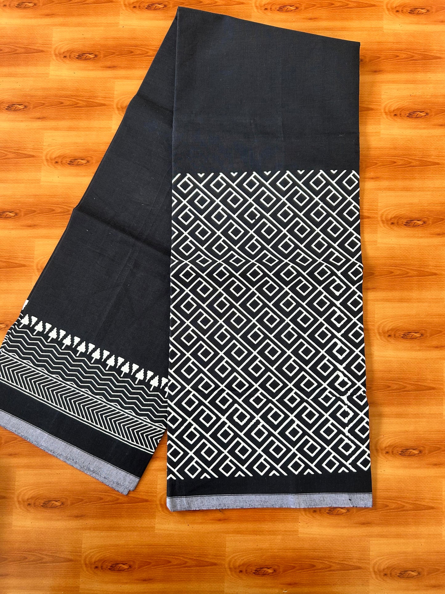 Single Kaily / Lungi - Pure Cotton - (40s) - White Design printed kuppadam kara with Ash Black colour body (2 meter / 4 muzham) - 19 KK8063 GAN