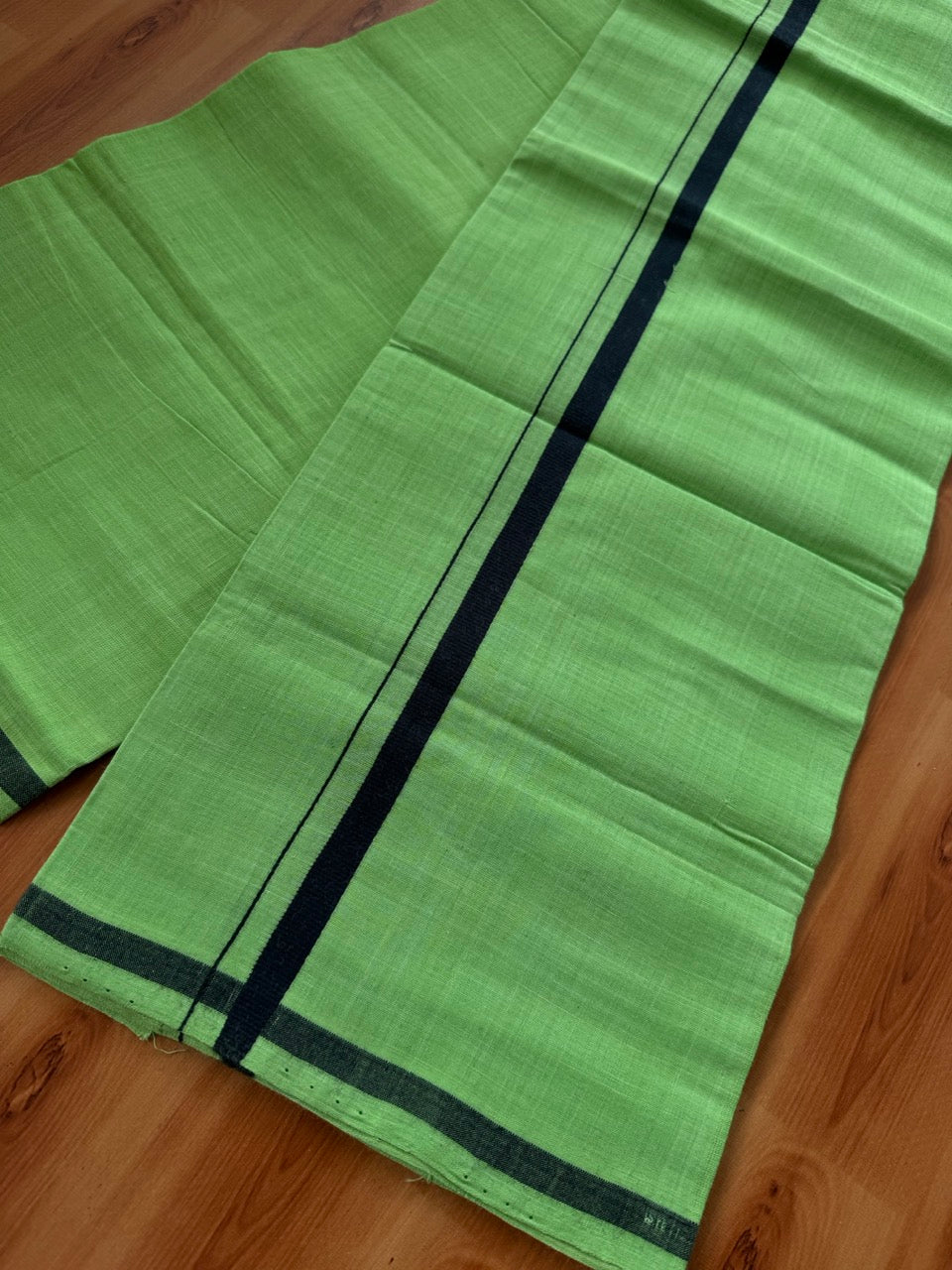 Kerala Handloom Single Kaily/Lungi - KaithariKada 100% Pure Cotton - 40s - 0.5 cm Black Kara With Light Green Colour Body - (2 meter / 4 muzham) - 5 KK8057 ELA