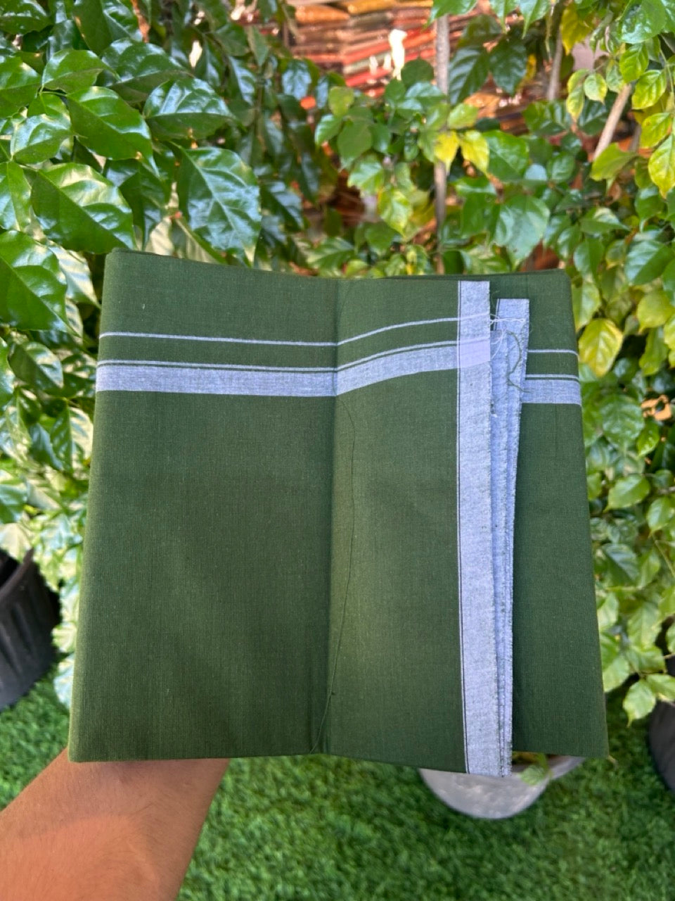 10% Discount ! Kaitharikada Pure Cotton - Kaily / Lungi - (40s) - 0.5 inch White Shaded Kara with Dark Green colour body (2 meter / 4 muzham) - 6 KK8029 GAN