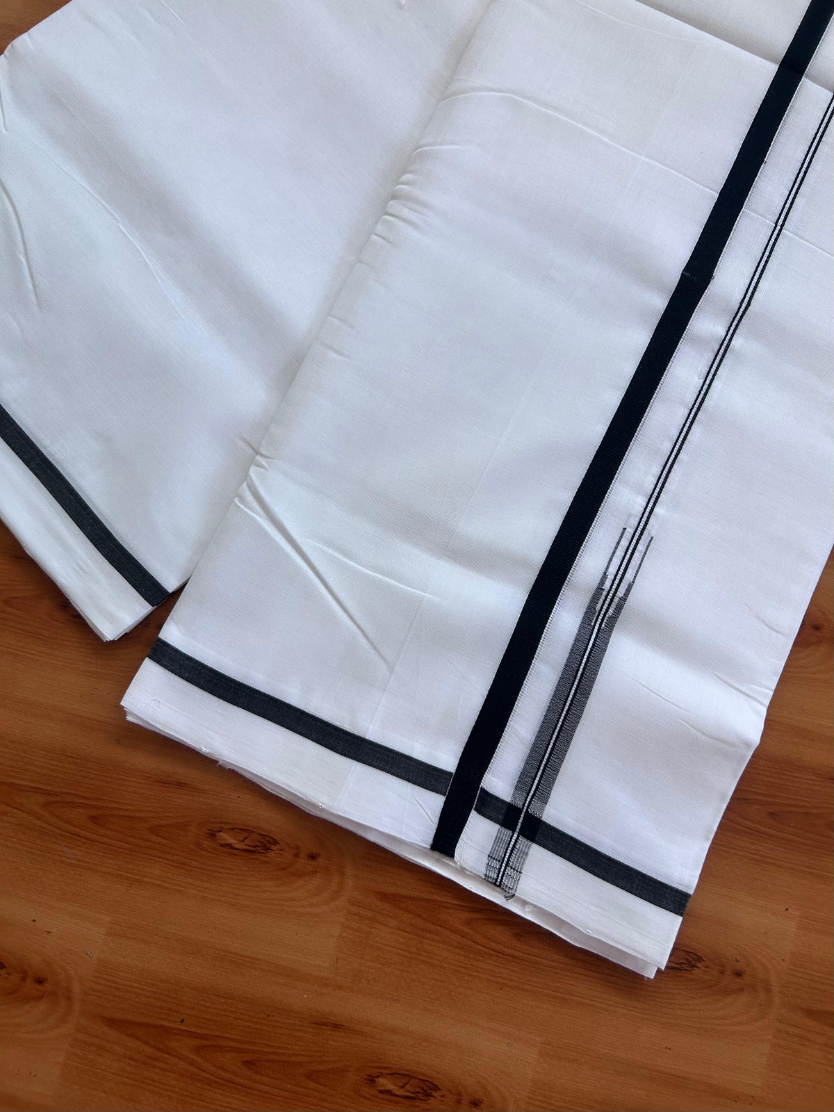 25% Discount!! New Ultra Pure White Thread Handloom - Kerala Handloom - 100% Mercerised Cotton Double Mundu/Dhoti - 120 twisted warp x 100s weft - 1 cm Puliyilakkara Black Chutty kara 3.80 mtr (8 Muzham) - 1 KK5502 REA
