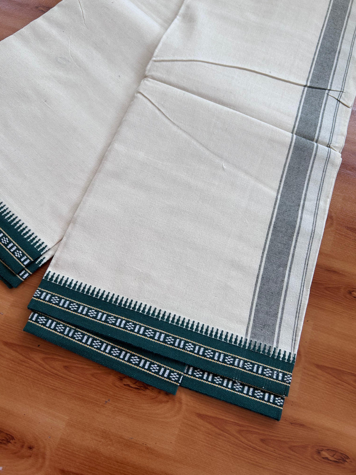 Kaitharikada Single Kaily / Lungi - Pure Cotton - (2/40)S 1 inch Green Striped kara With Off White Body Kuppadam Border (2 meter / 4 muzham) - 3 KK8077 KUT