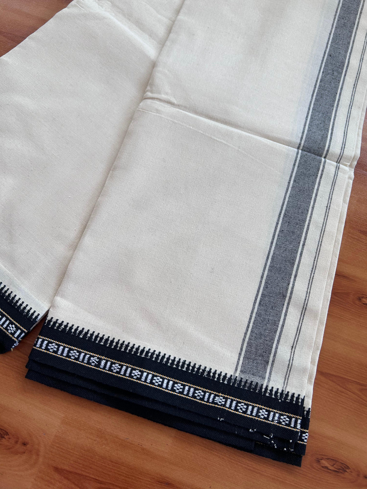 Kaitharikada Single Kaily / Lungi - Pure Cotton - (2/40)S 1 inch Black Striped kara With Off White Body Kuppadam Border (2 meter / 4 muzham) - 5 KK8077 KUT