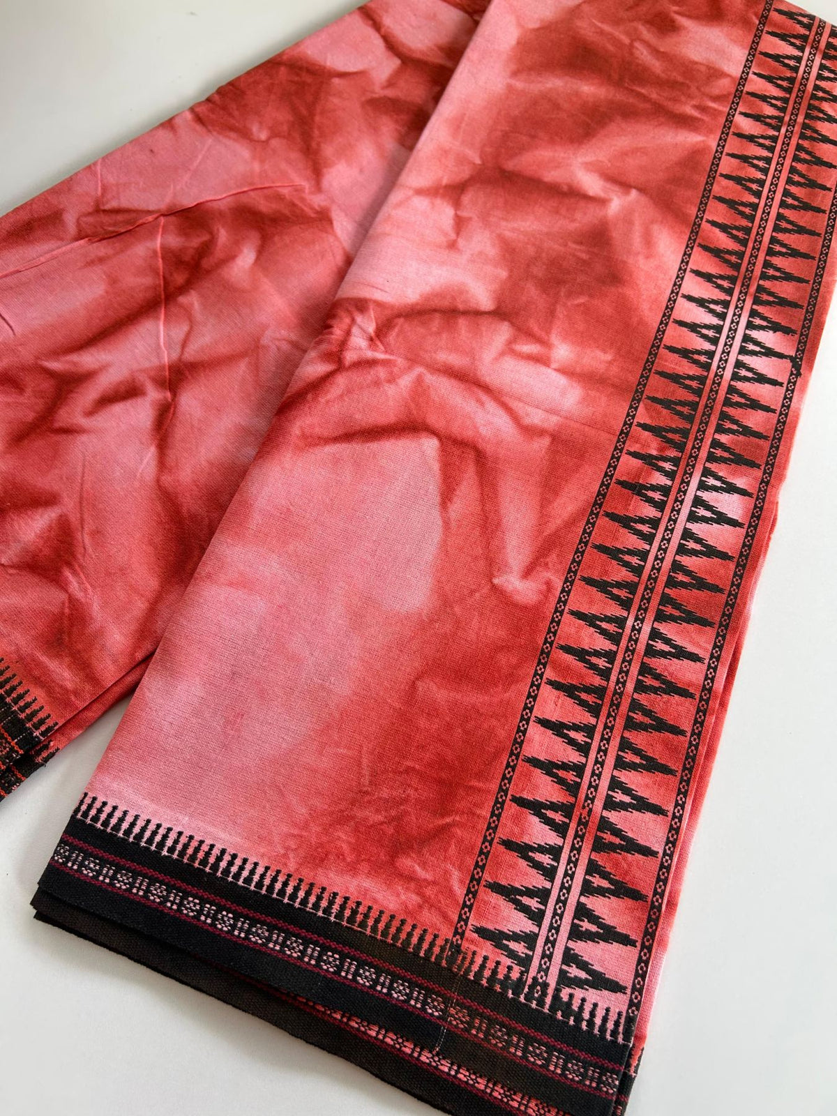 Dyed Single Kaily / Lungi - Kaitharikada - Mixed Cotton - 40s twisted - 2.75 inch Black Printed Design Kara With Coral Red & White Shaded Colour Body (2 meter / 4 muzham) - 10 KK8097 SAT