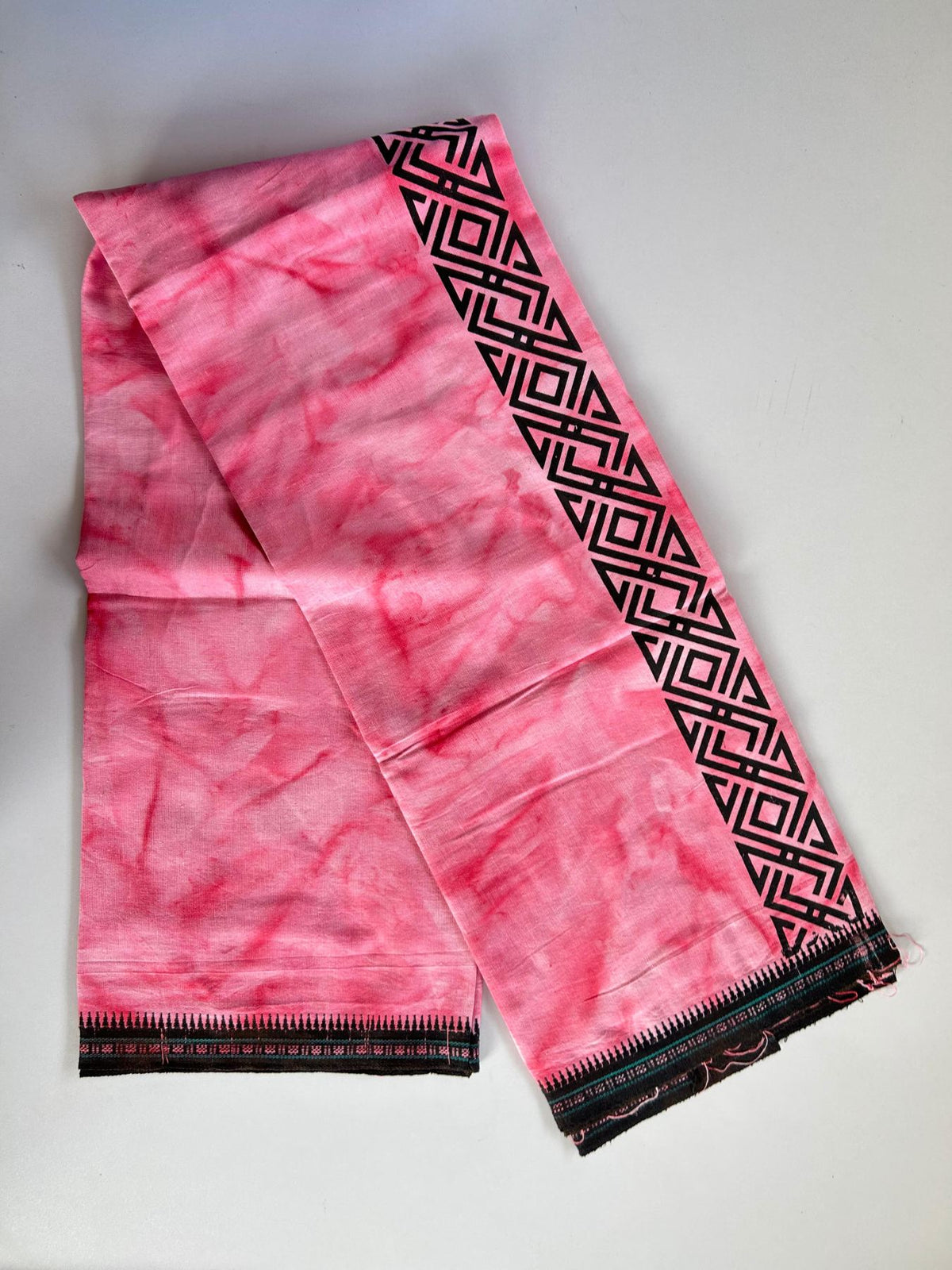 Dyed Single Kaily / Lungi - Kaitharikada - Mixed Cotton - 40s twisted - 2.25 inch Black Printed Design Kara With Watermelon Pink & White Shaded Colour Body (2 meter / 4 muzham) - 68 KK8097 SAT