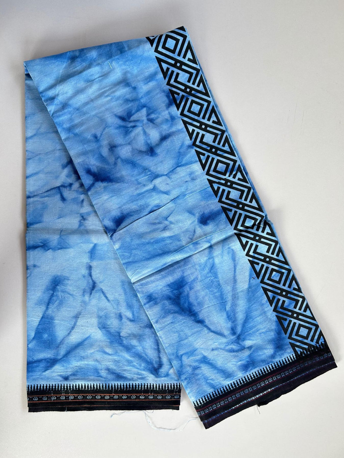 Dyed Single Kaily / Lungi - Kaitharikada - Mixed Cotton - 40s twisted - 2.25 inch Black Printed Design Kara With Blue & White Shaded Colour Body (2 meter / 4 muzham) - 80 KK8097 SAT