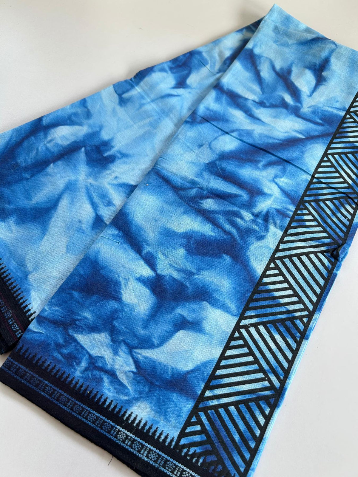 Dyed Single Kaily / Lungi - Kaitharikada - Mixed Cotton - 40s twisted - 2.5 inch Black Printed Design Kara With Blue & White Shaded Colour Body (2 meter / 4 muzham) - 88 KK8097 SAT