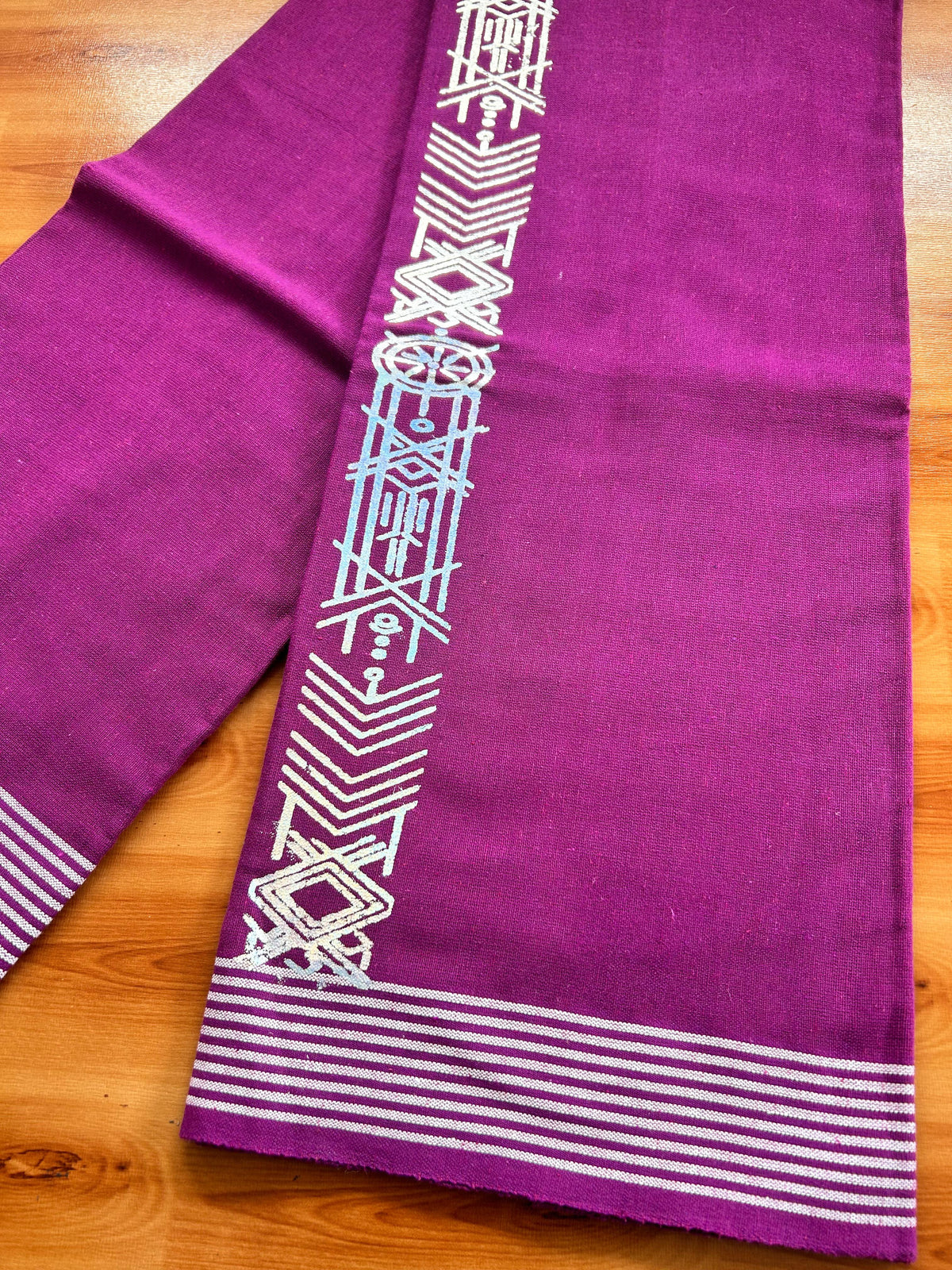 Kaitharikada - Single Kaily / Lungi - Mixed Cotton - 40s twisted - 3 inch Silver Printed Design kara with Dark Magenta colour body (2 meter / 4 muzham) - 8 KK8069 GAN