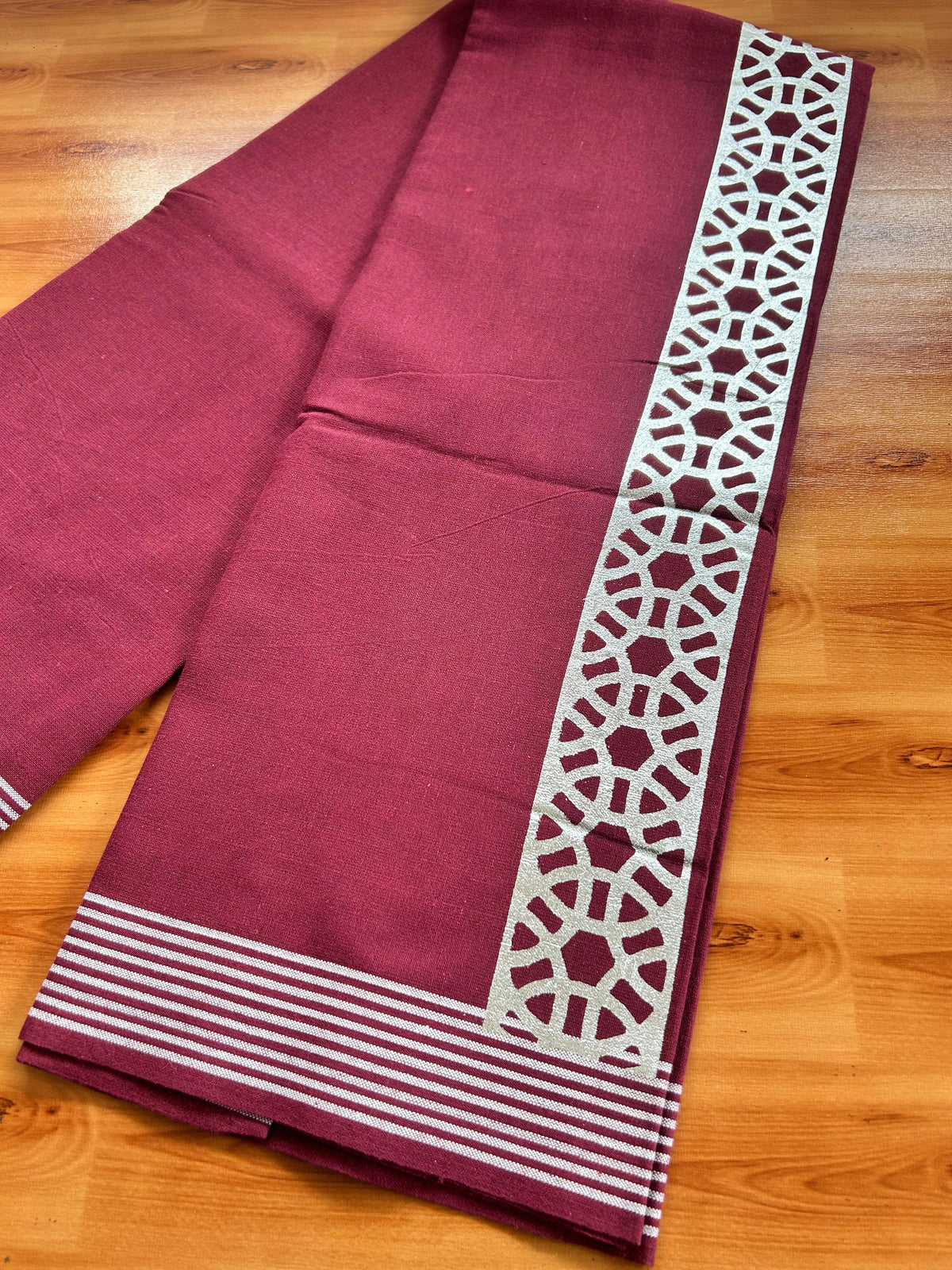 Kaitharikada - Single Kaily / Lungi - Mixed Cotton - 40s twisted - 3 inch Silver Printed Design kara with Maroon colour body (2 meter / 4 muzham) - 11 KK8069 GAN