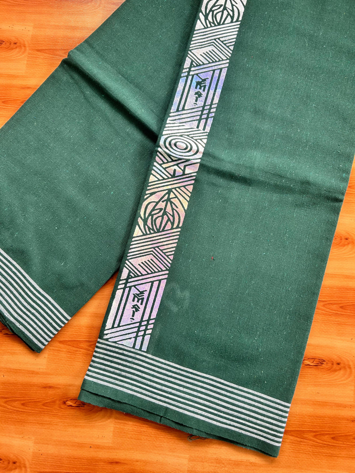 Kaitharikada - Single Kaily / Lungi - Mixed Cotton - 40s twisted - 3 inch Silver Printed Design kara with Dark Green colour body (2 meter / 4 muzham) - 13 KK8069 GAN