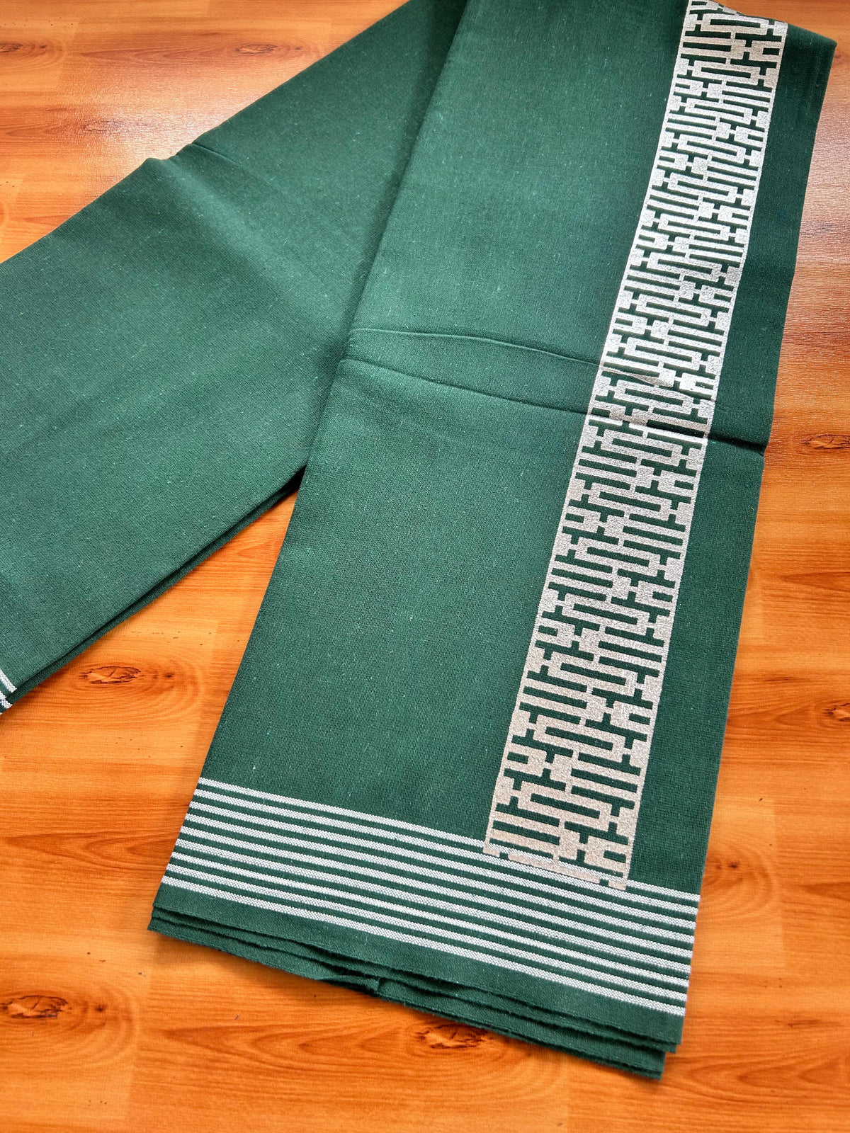 Kaitharikada - Single Kaily / Lungi - Mixed Cotton - 40s twisted - 3 inch Silver Printed Design kara with Dark Green colour body (2 meter / 4 muzham) - 14 KK8069 GAN