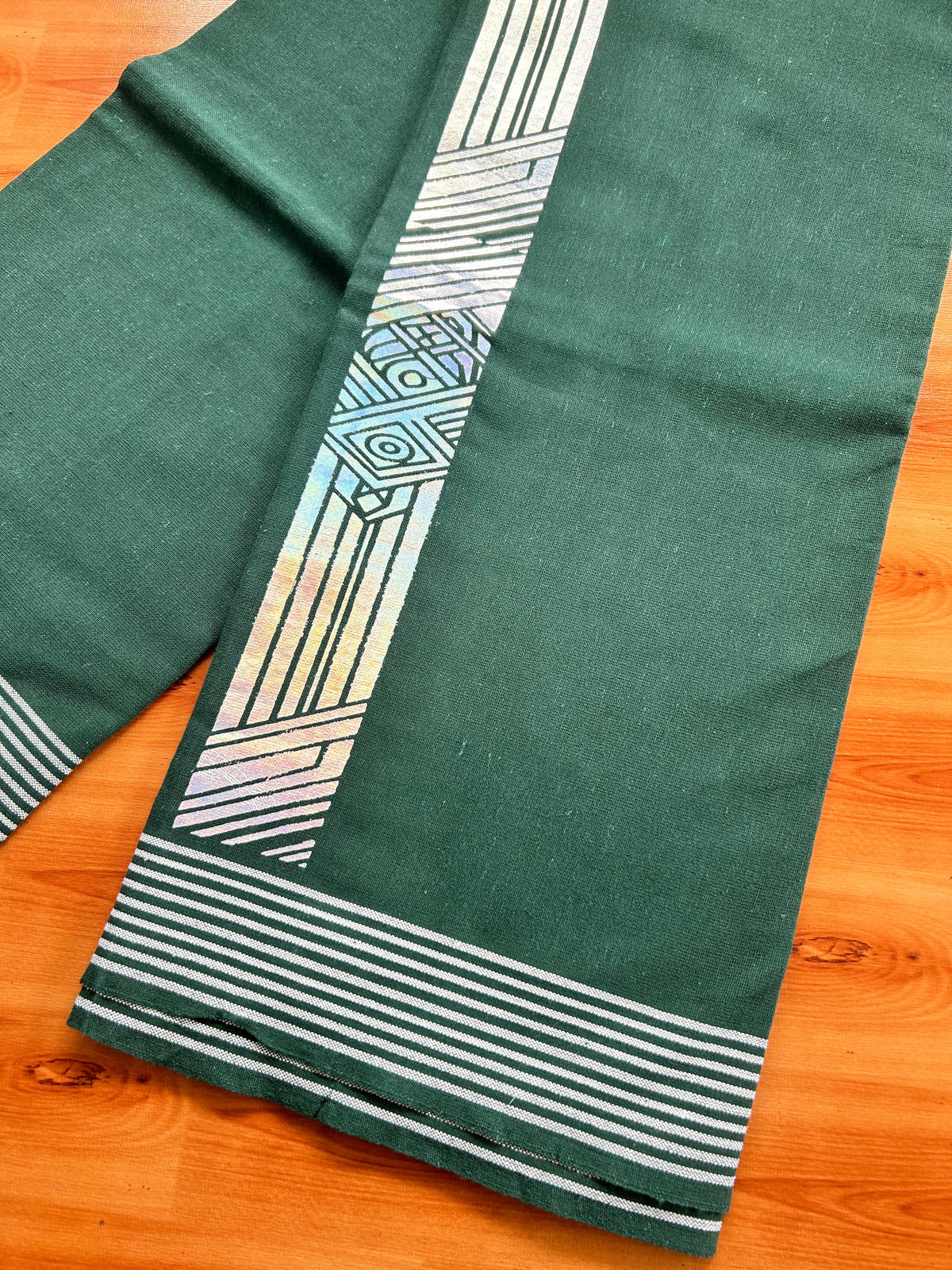 Kaitharikada - Single Kaily / Lungi - Mixed Cotton - 40s twisted - 3 inch Silver Printed Design kara with Dark Green colour body (2 meter / 4 muzham) - 15 KK8069 GAN