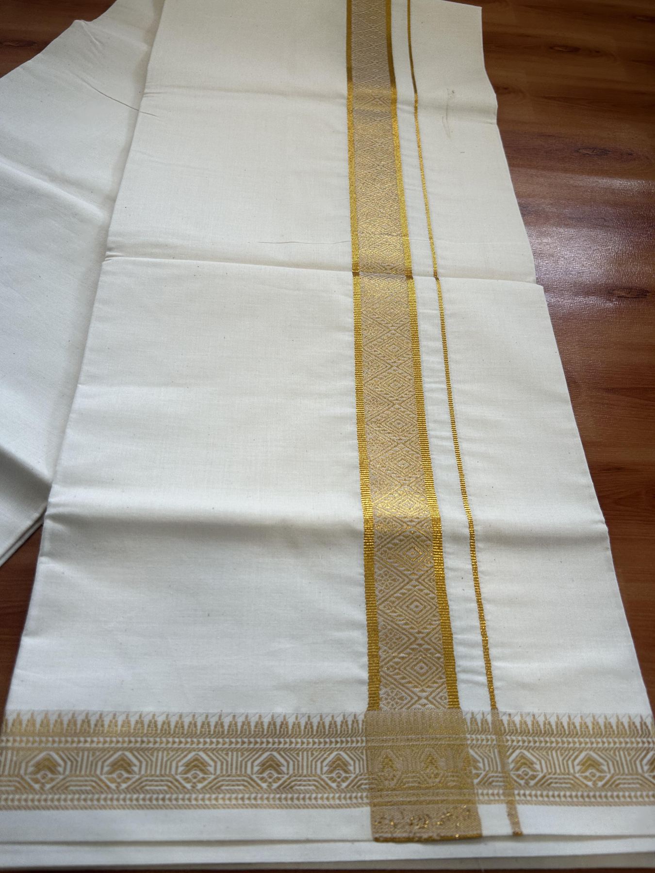 Single Off White - (Unbleached) Mundu/Dhoti - 20% Discount!! Kaitharikada Balaramapuram Pure Cotton - 40s - 1.25 inch Gold Kasav Jacquard Design Kara 2 mtr (4 muzham) - 21 KK5395 GAN