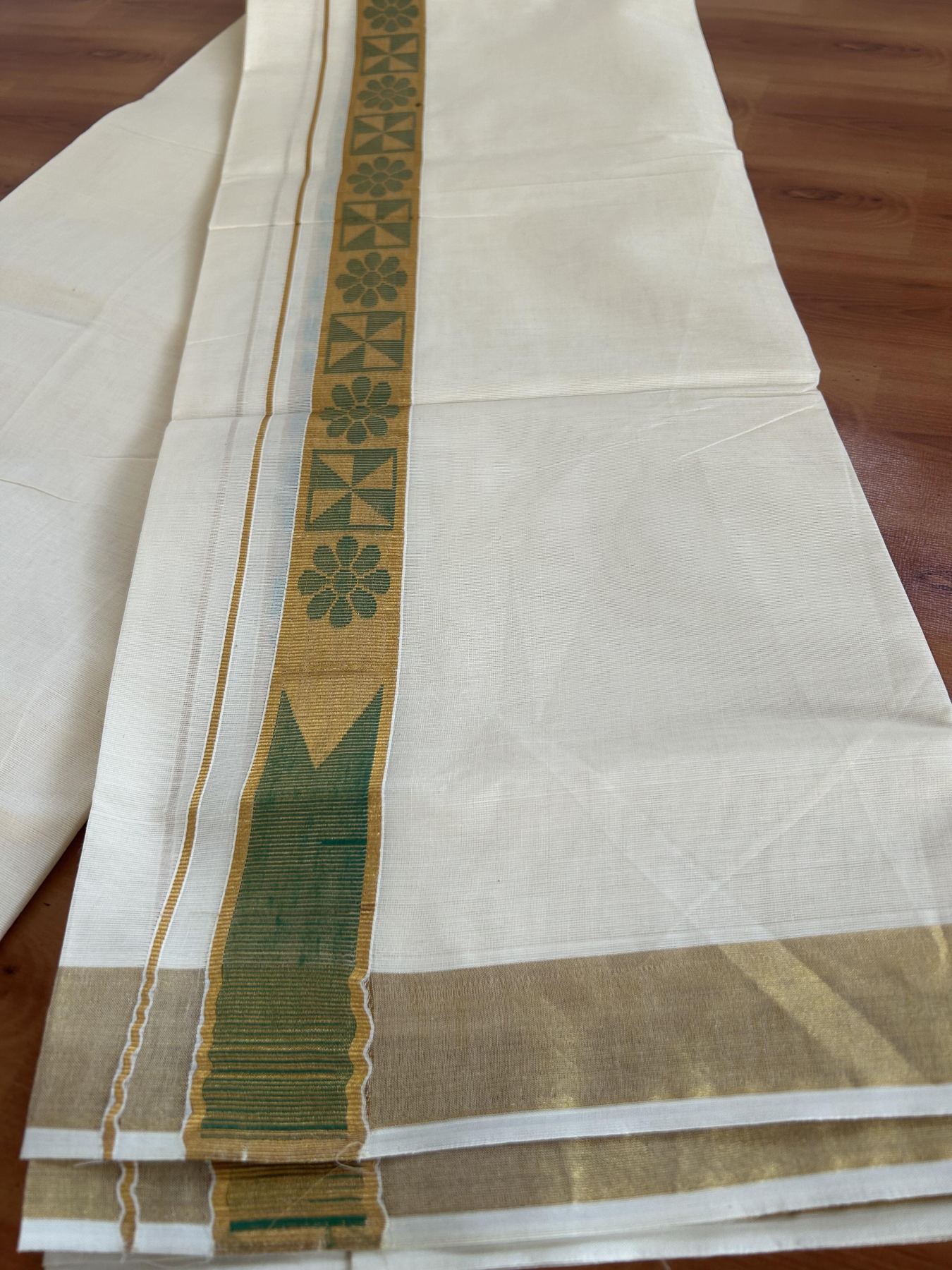Double Off White (Unbleached) Mund/Dhoti - 20% Discount! KaithariKada Balaramapuram - Mixed Cotton (60s) - 1.5 inch Kasav Green Jacquard design chutty Kara 4.00 mtr (8.5 Muzham) - 11 KK5398 PMC