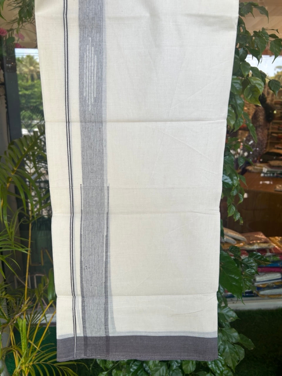 25% DISCOUNT! KaithariKada Balaramapuram Double OFF WHITE 100% Cotton Mundu/Dhoti - 100x80 - 1.25 inch Putta Design Dark brown shaded chutty kara - 6KK5174THI