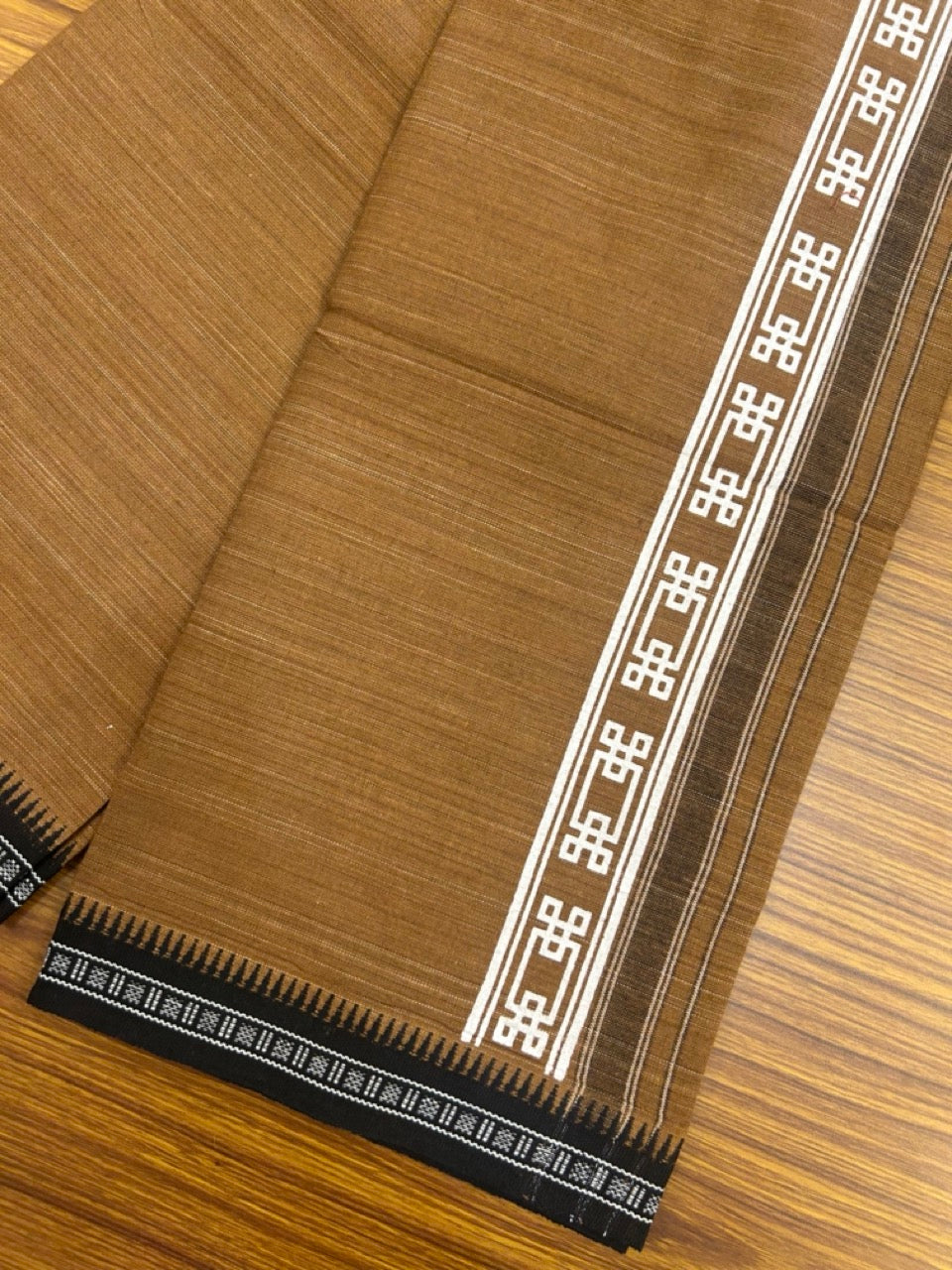 6% Discount!!! Kaitharikada Pure Cotton - Single Kaily / Lungi - 2.25 inch Printed kara with White & Brown colour body Kuppadam Border (2 meter / 4 muzham) - 1KK8019AS