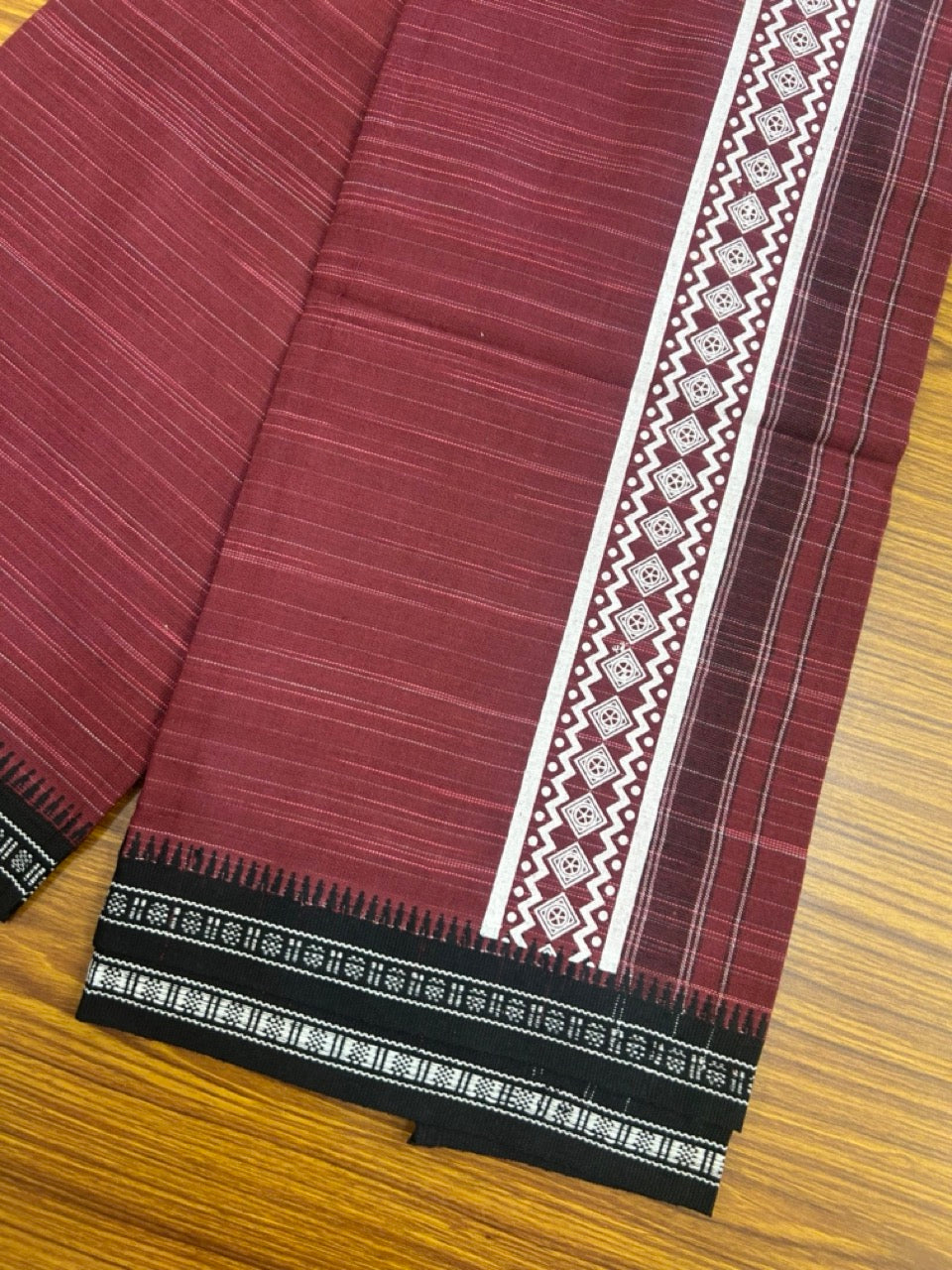 6% Discount!!! Kaitharikada Pure Cotton - Single Kaily / Lungi - 3 inch Printed kara with White & Maroon colour body Kuppadam Border (2 meter / 4 muzham) - 3KK8019AS