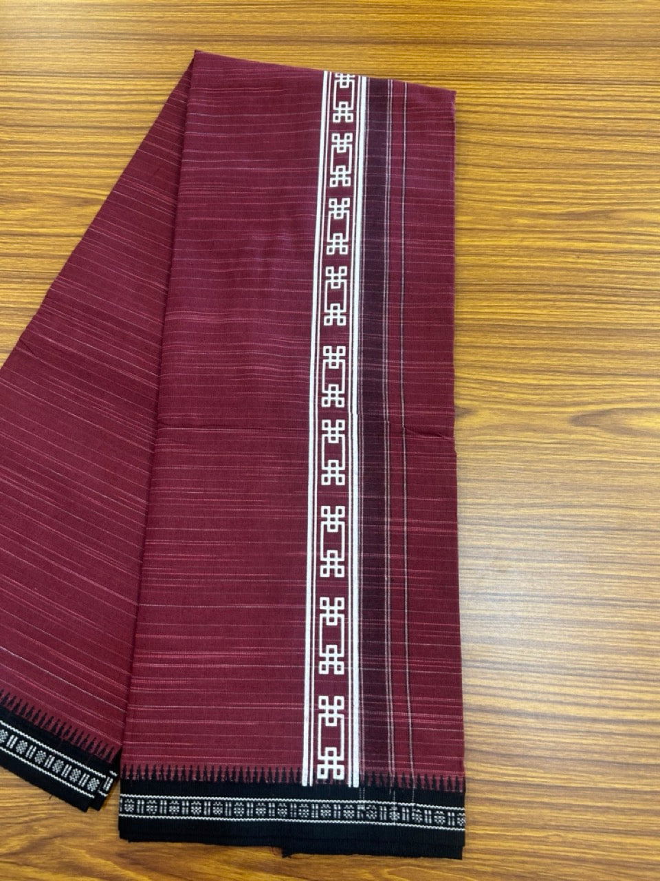 6% Discount!!! Kaitharikada Pure Cotton - Single Kaily / Lungi - 2.25 inch Printed kara with White & Maroon colour body Kuppadam Border (2 meter / 4 muzham) - 4KK8019AS