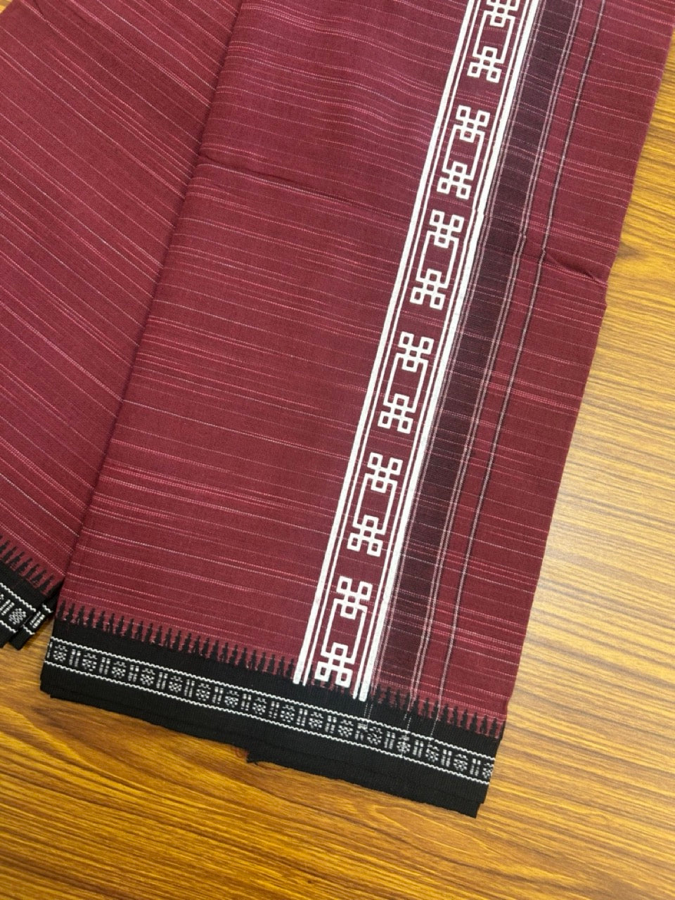 6% Discount!!! Kaitharikada Pure Cotton - Single Kaily / Lungi - 2.25 inch Printed kara with White & Maroon colour body Kuppadam Border (2 meter / 4 muzham) - 4KK8019AS