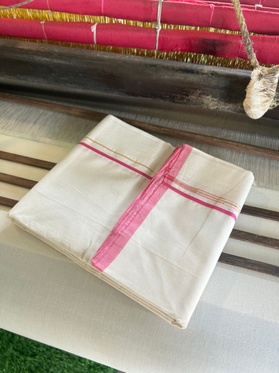 SIGNATURE KAITHARIKADA EXCLUSIVE SINGLE DHOTI - 100% Cotton Balaramapuram HANDLOOM Single Mundu/Dhoti - Off White - (Unbleached) 0.25 Inch Pink & KASAVU Chutty Kara (2 meter / 4 muzham) - 2KK5010KAI