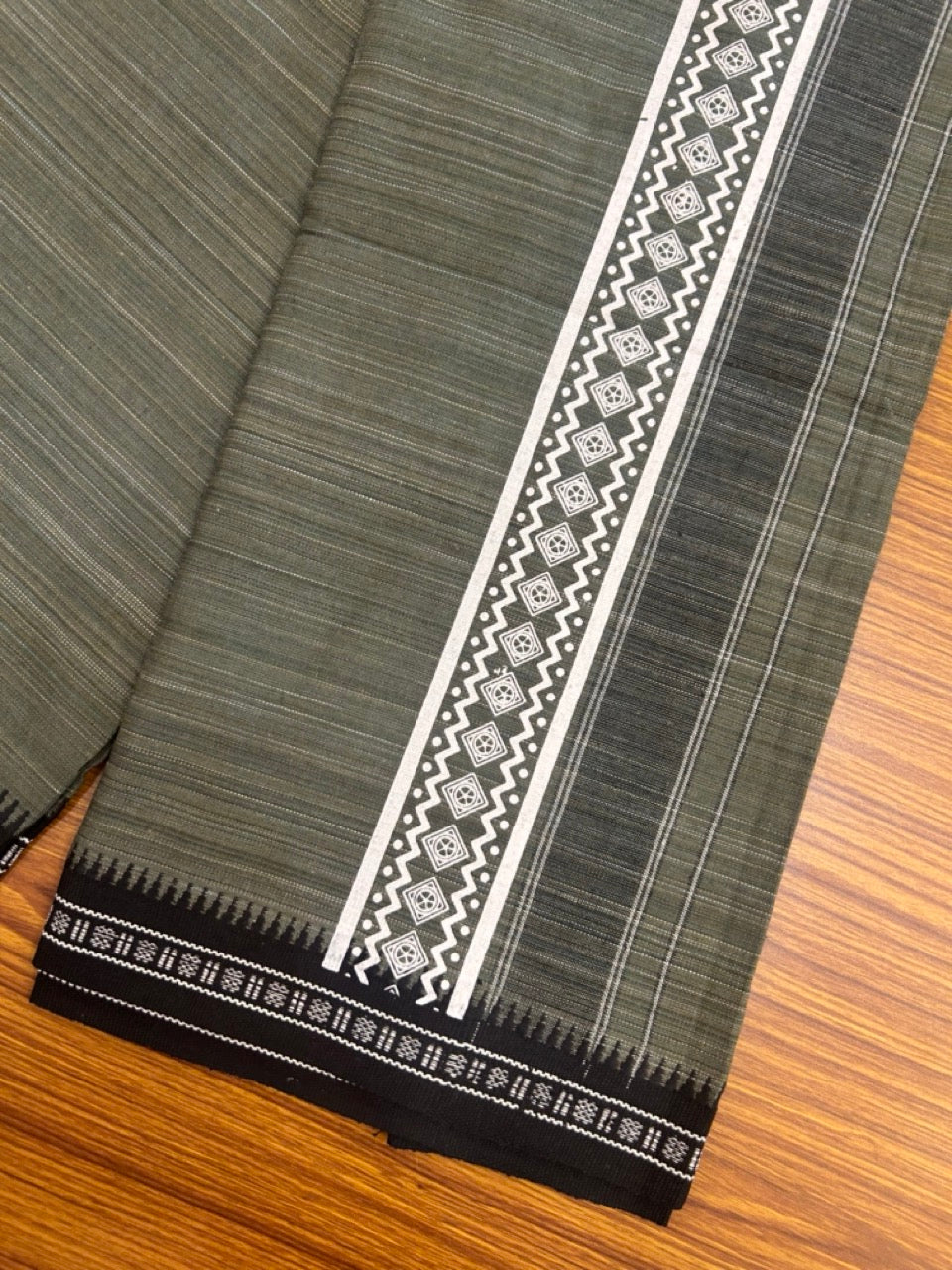 6% Discount!!! Kaitharikada Pure Cotton - Single Kaily / Lungi - 4 inch Printed kara with White & Sage Green colour body Kuppadam Border (2 meter / 4 muzham) - 7KK8019AS