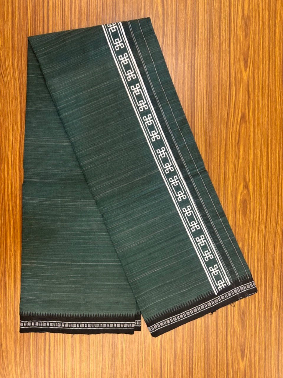 6% Discount!!! Kaitharikada Pure Cotton - Single Kaily / Lungi - 2 inch Printed kara with White & Green colour body Kuppadam Border (2 meter / 4 muzham) - 10KK8019AS