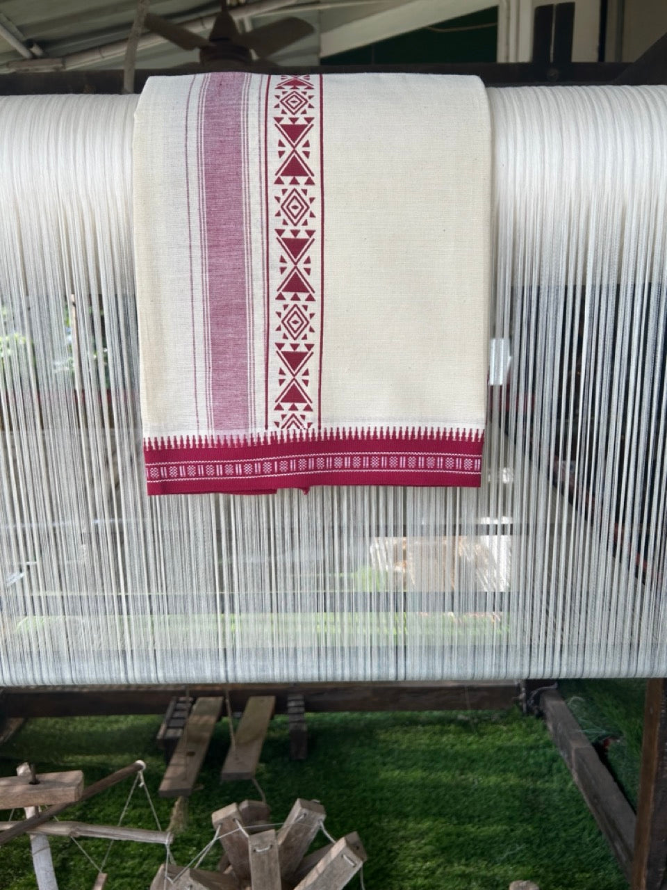 12% Discount !! Kaitharikada Pure Cotton Single OFF WHITE - (Unbleached) Kaily / Lungi - 3.75 inch Magenta Red Striped Printed kara Kuppadam Border with OFF WHITE colour body (2 meter / 4 muzham)- 7KK8008AS