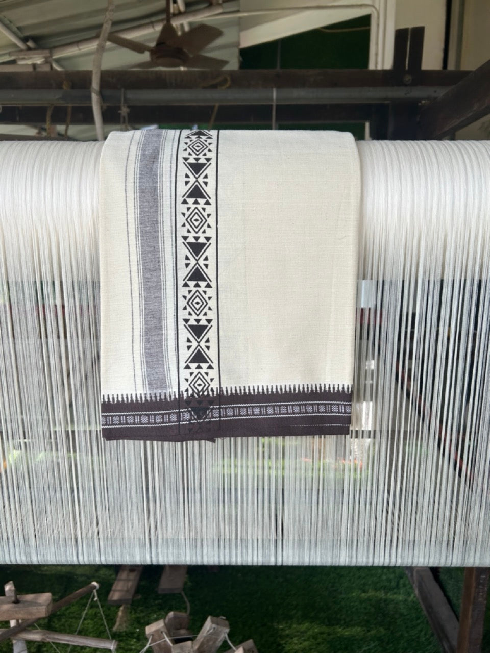 12% Discount !! Kaitharikada Pure Cotton Single OFF WHITE - (Unbleached) Kaily / Lungi - 3 inch Chocolate Brown Striped Printed kara Kuppadam Border with OFF WHITE colour body (2 meter / 4 muzham)- 4KK8008AS
