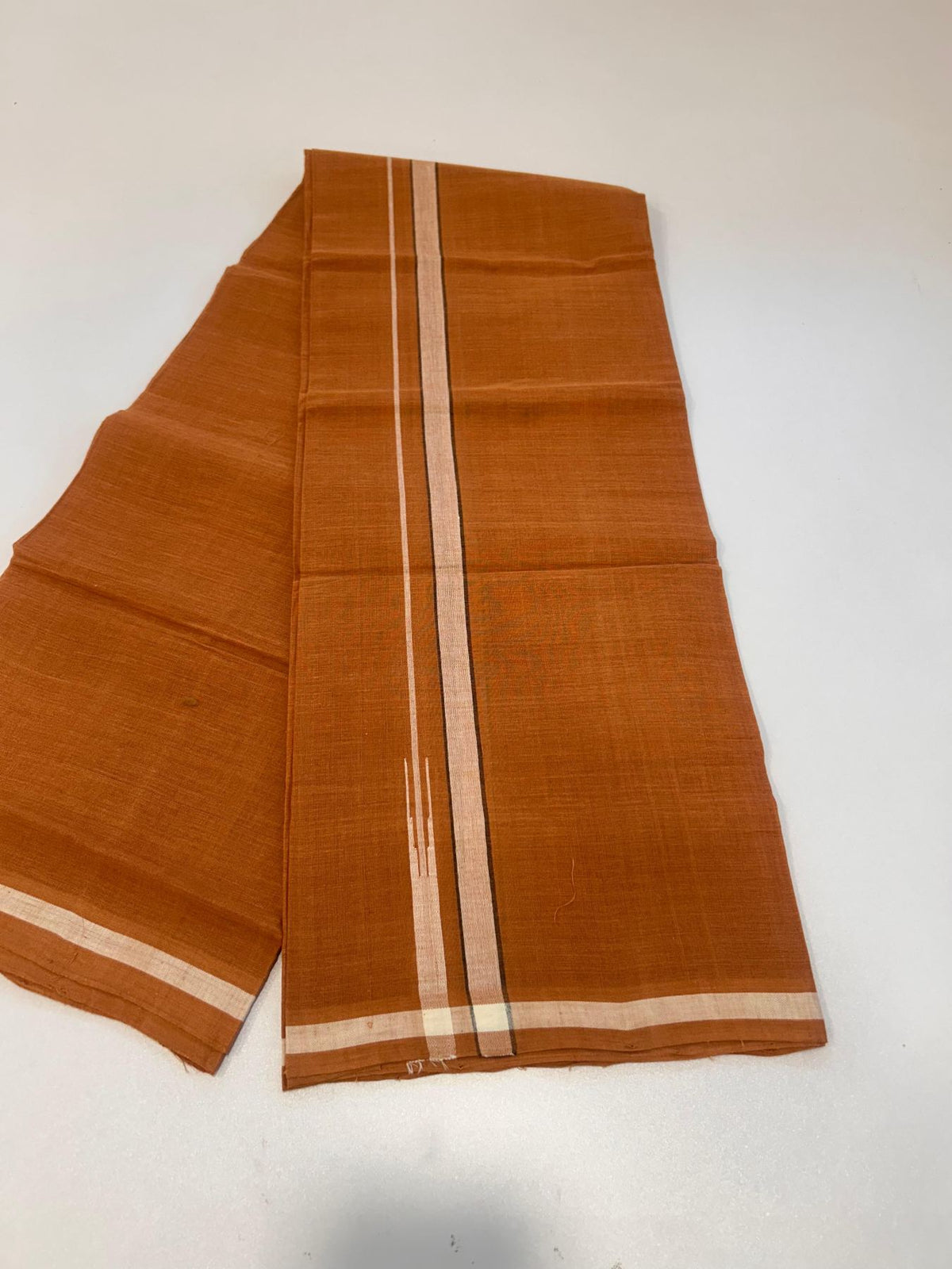 Kerala Handloom Single Kaily/Lungi - KaithariKada 100% Pure Cotton - 40s - 1.5 cm Puliyilakkara White & Black Shaded Chutty Kara With Kavi Colour Body - (2 meter / 4 muzham) - 28 KK8081 ELA