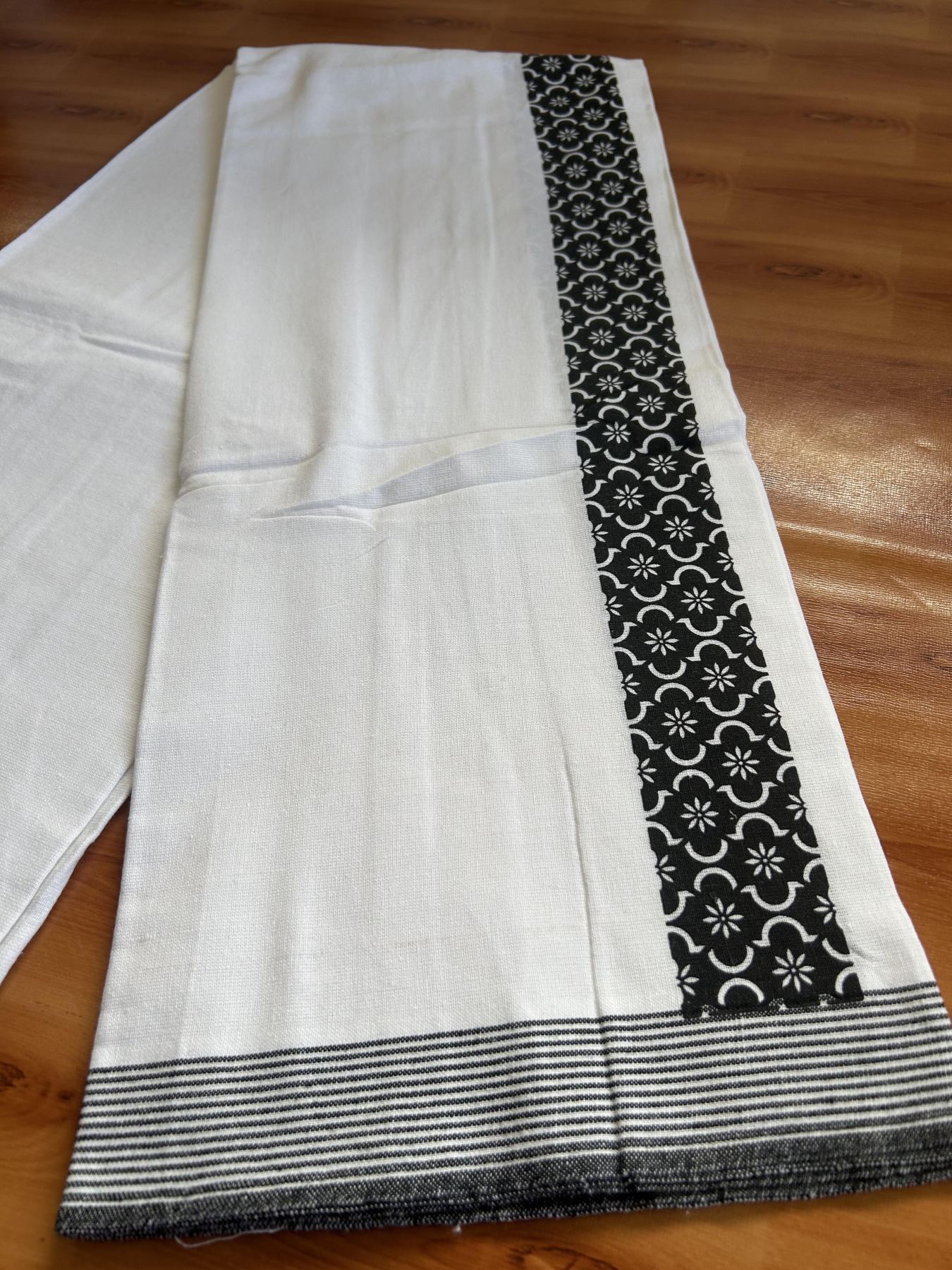 Kaitharikada - Single Kaily / Lungi - Mixed Cotton - 40s twisted - 2 inch Black Printed Design kara with White colour body (2 meter / 4 muzham) - 32 KK8055 SAT