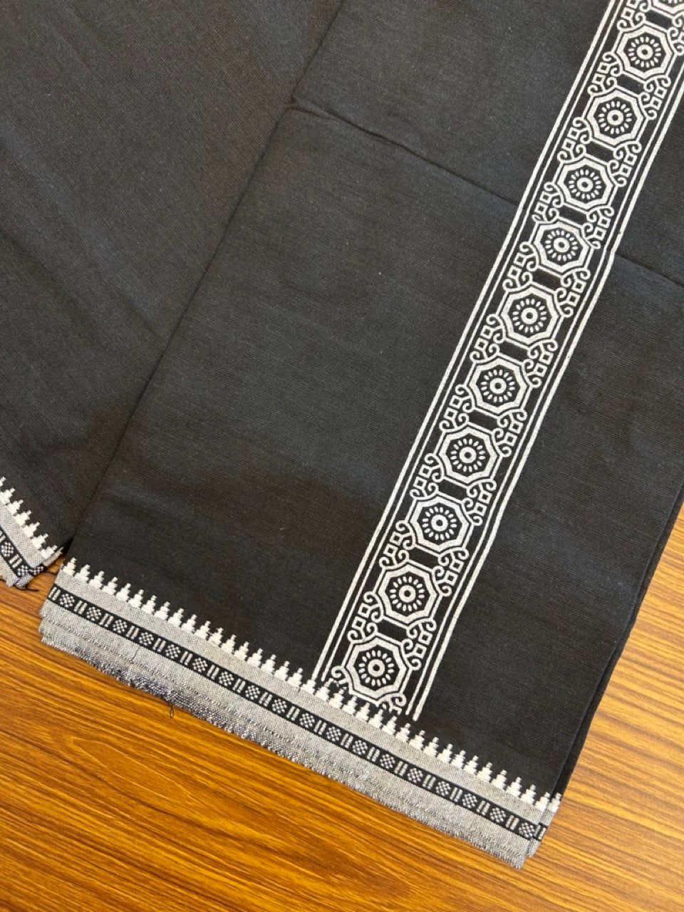 18% Discount! Cotton 80% & Polyester 20% - Kaitharikada Single Black - Kaily / Lungi - 40s - 2 inch Printed kara Kuppadam Border (2 meter / 4 muzham) - 8 KK8040 MUT