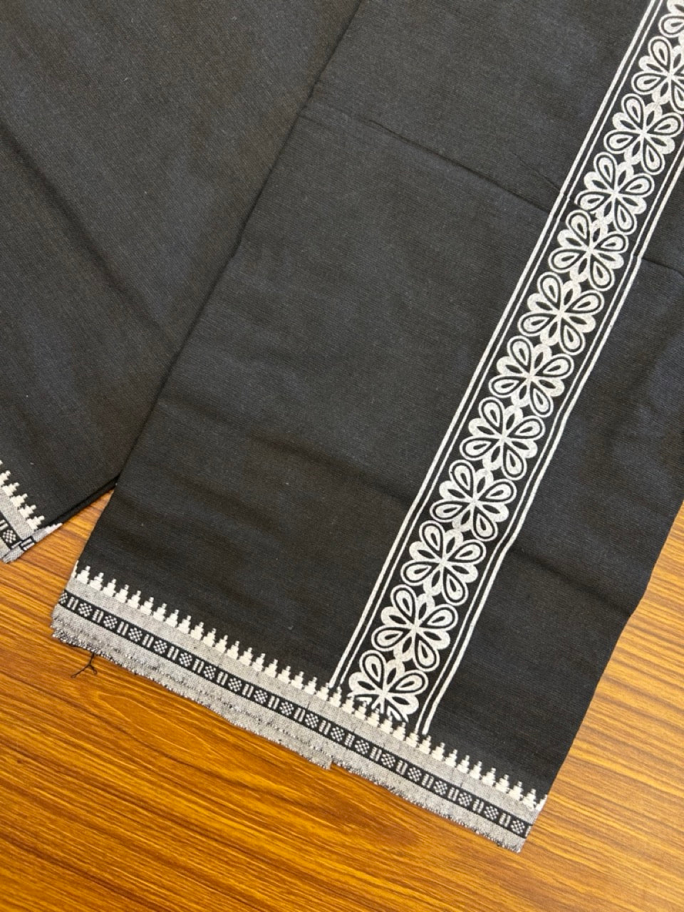 18% Discount! Cotton 80% & Polyester 20% - Kaitharikada Single Black - Kaily / Lungi - 40s - 2 inch Printed kara Kuppadam Border (2 meter / 4 muzham) - 2 KK8040 MUT