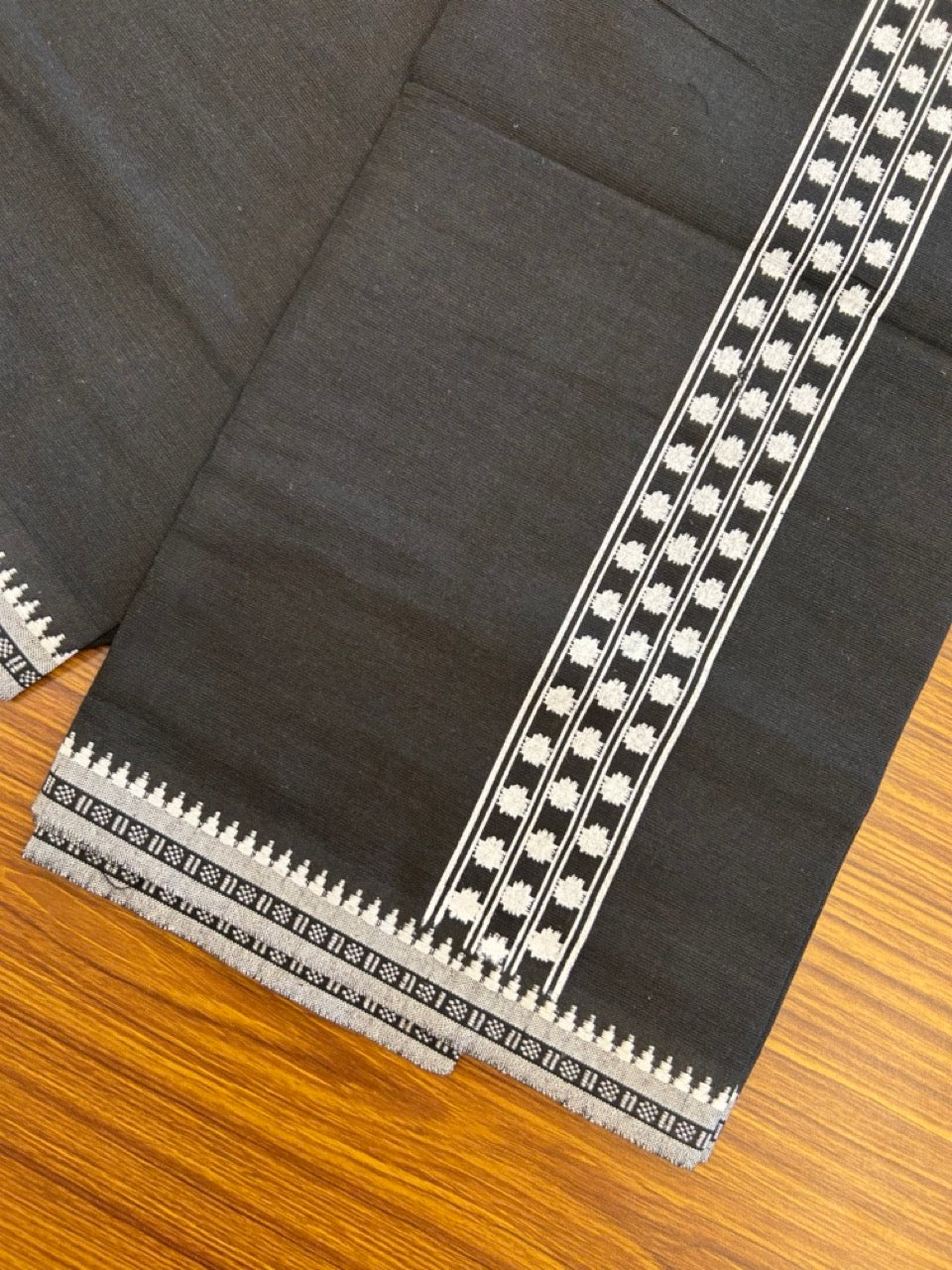 18% Discount! Cotton 80% & Polyester 20%. Kaitharikada Single Black - Kaily / Lungi - 40s - 2 inch Printed kara Kuppadam Border (2 meter / 4 muzham) - 9 KK8040 MUT
