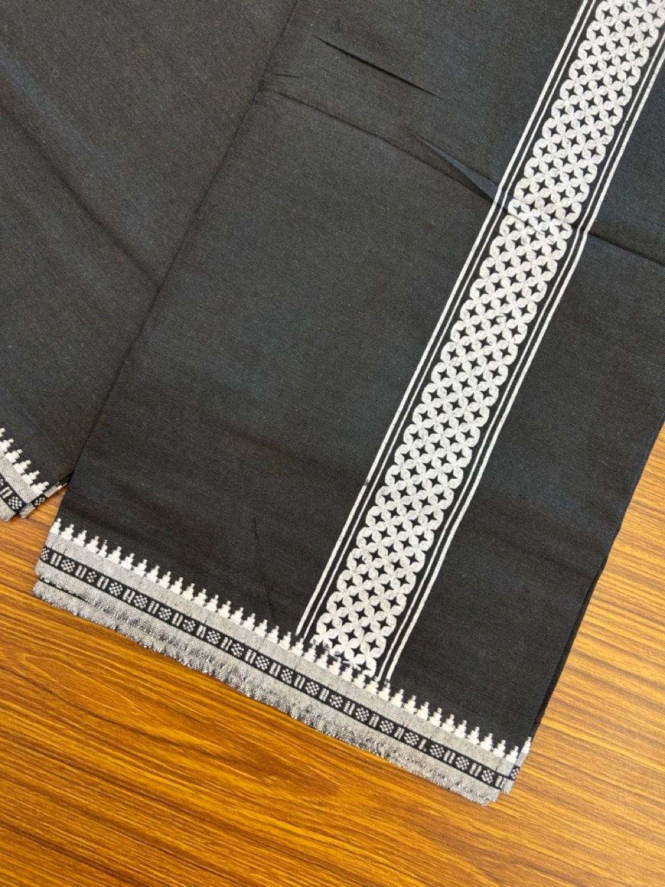18% Discount! Cotton 80% & Polyester 20% - Kaitharikada Single Black - Kaily / Lungi - 40s - 2 inch Printed kara Kuppadam Border (2 meter / 4 muzham) - 7 KK8040 MUT