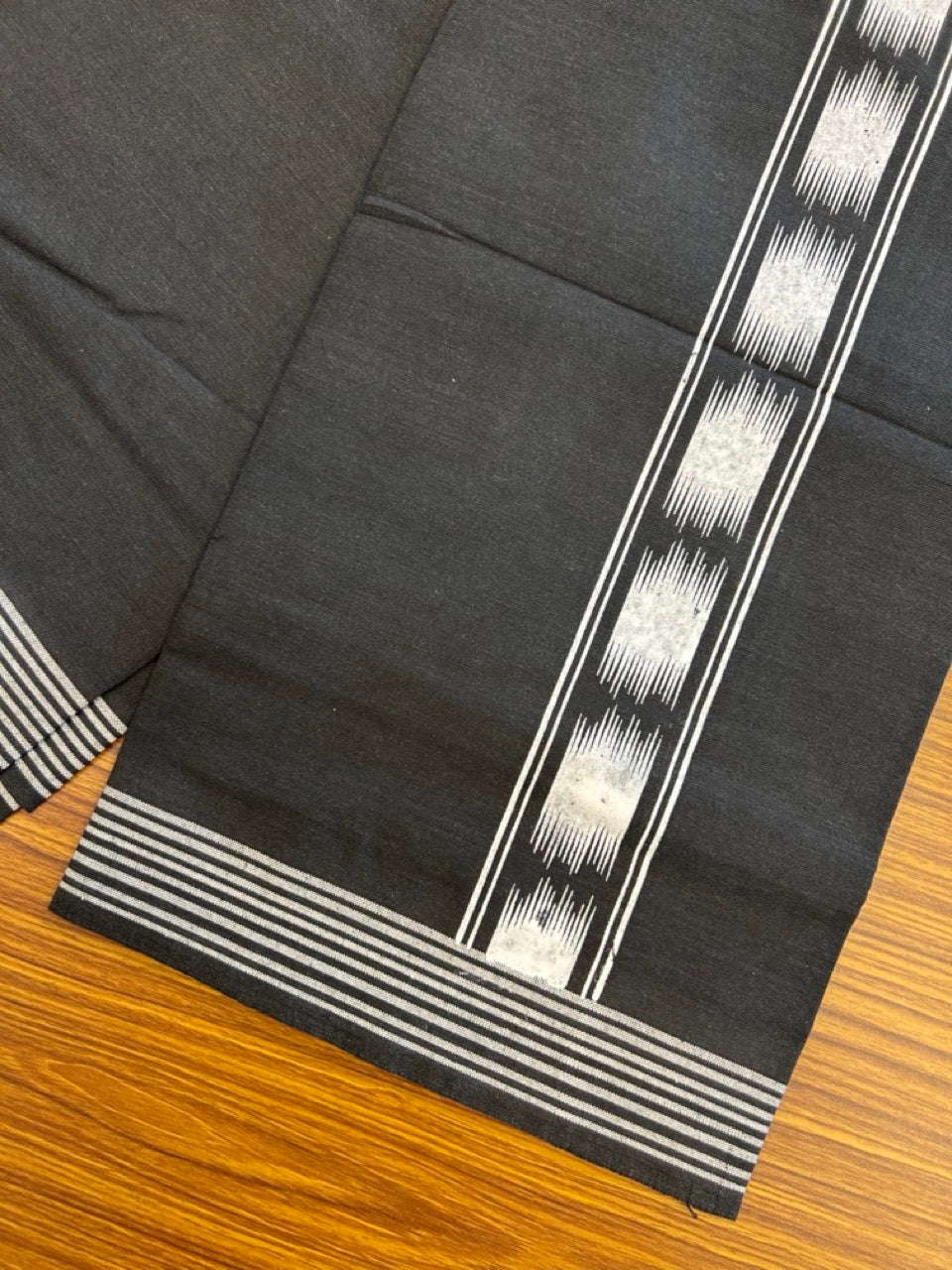 18% Discount! Cotton 80% & Polyester 20%. Kaitharikada Single Black - Kaily / Lungi - 40s - 2 inch Printed Kara Stripes Border (2 meter / 4 muzham) - 11 KK8040 MUT