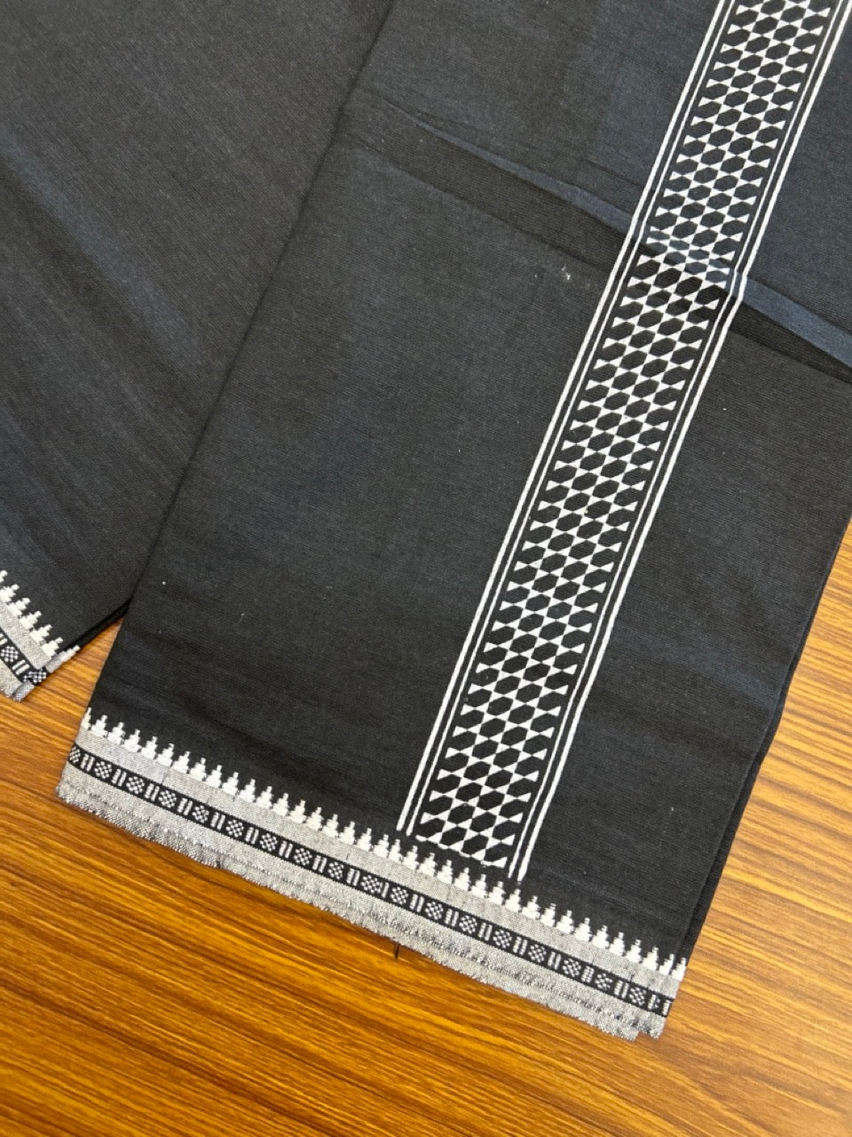 18% Discount! Cotton 80% & Polyester 20% - Kaitharikada Single Black - Kaily / Lungi - 40s - 2 inch Printed kara Kuppadam Border (2 meter / 4 muzham) - 1 KK8040 MUT