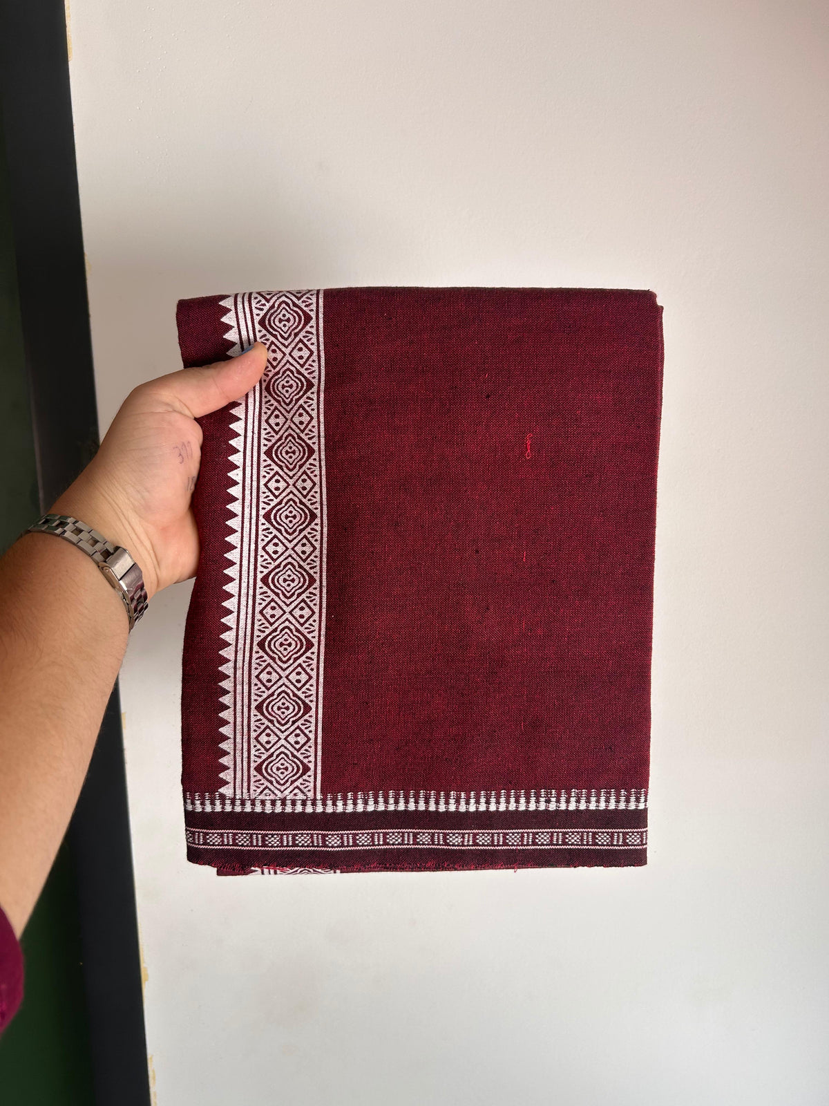 Kaitharikada - Single Kaily / Lungi - Mixed Cotton - 20s twisted - 2 inch White Printed kara with Magenta & Black colour body (2 meter / 4 muzham) - 4 KK8082 SAT